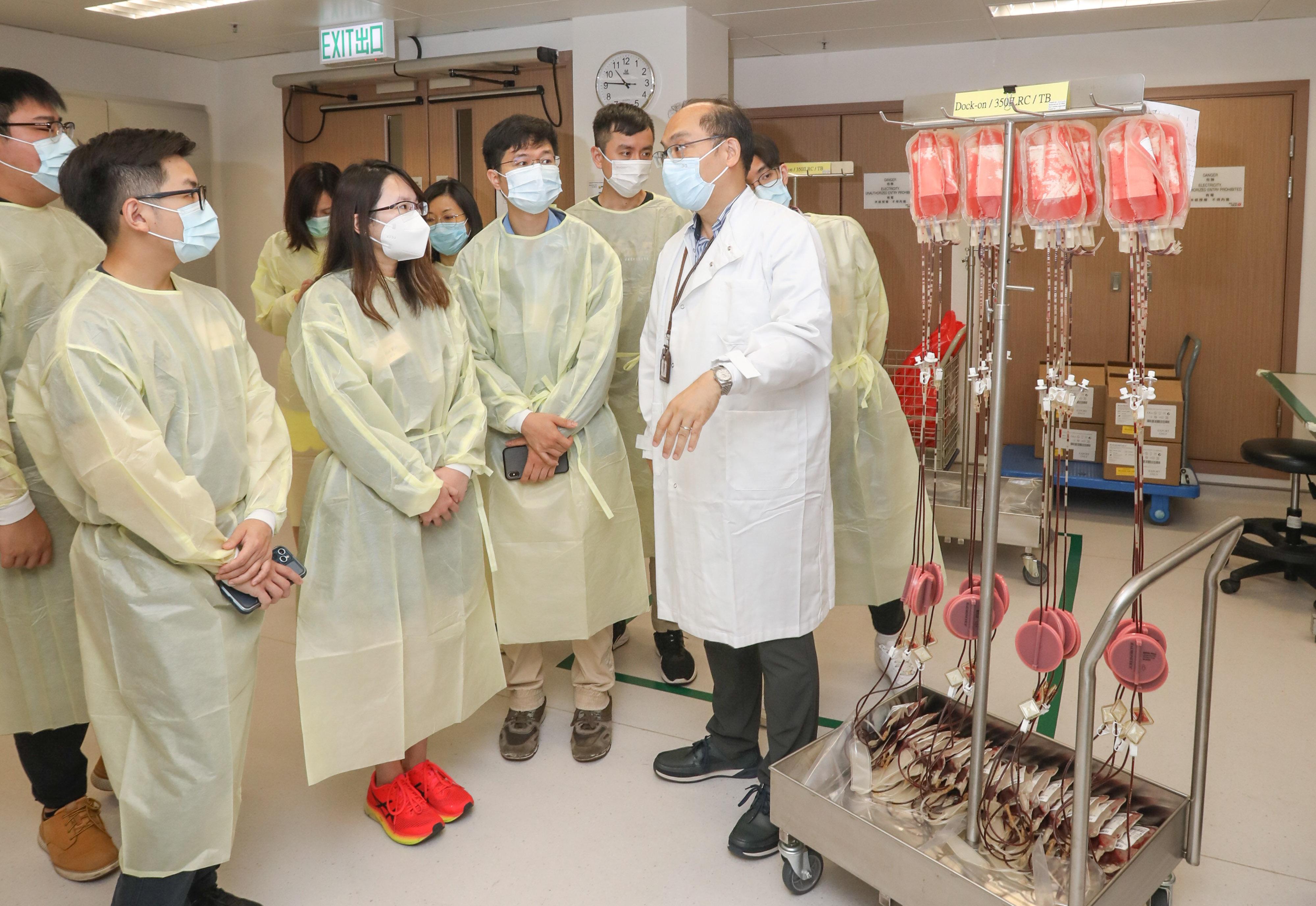 The Hong Kong Red Cross Blood Transfusion Service (BTS) today (May 6) invited the YDC Youth Ambassadors (YAs) of the Home and Youth Affairs Bureau to join the "Learn About Blood Tour". Photo shows the Chief Executive and Medical Director of the BTS, Dr Lee Cheuk-kwong (first right), showing the YAs the Components Preparation Laboratory.