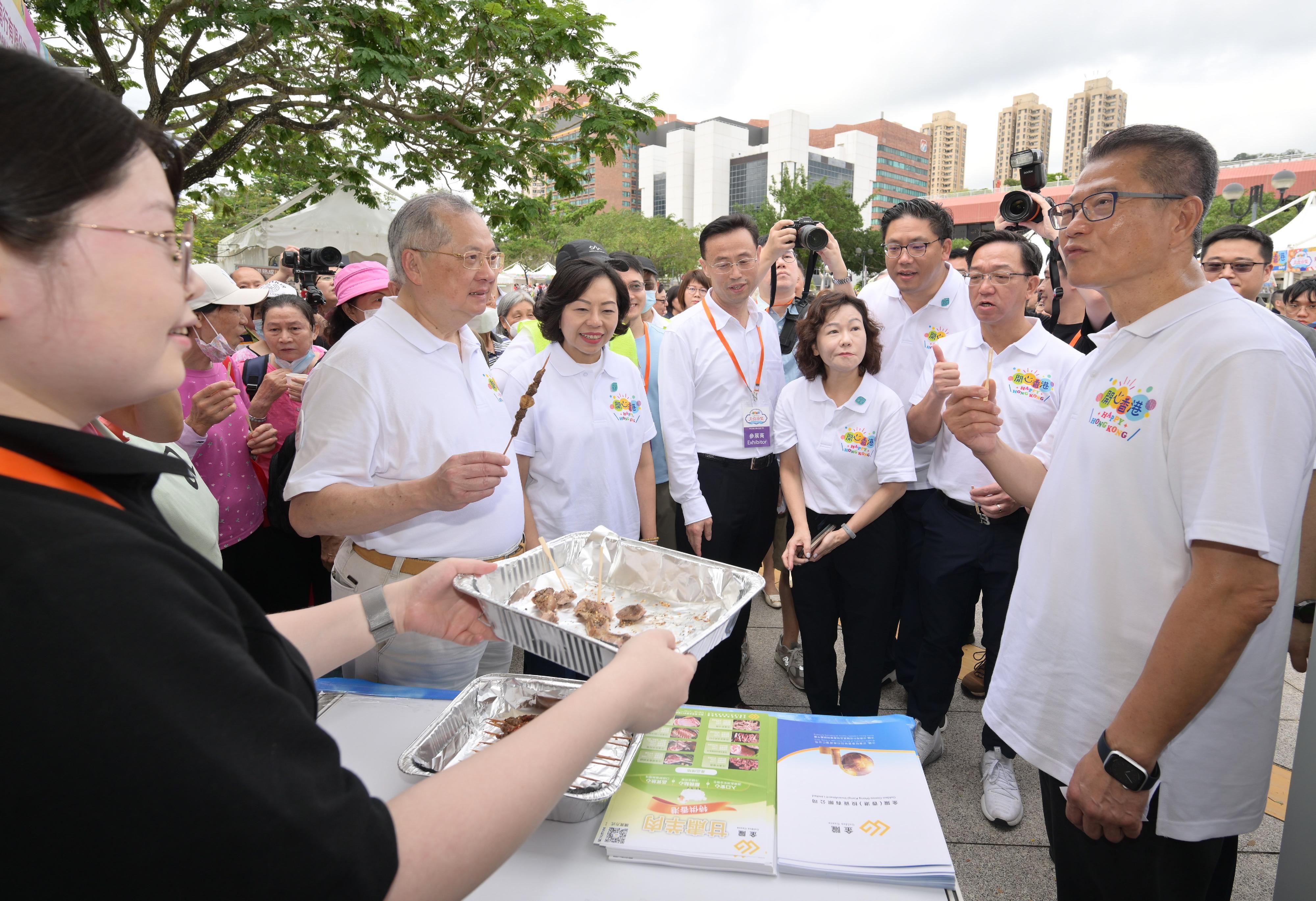 The Financial Secretary, Mr Paul Chan, officiated at the opening ceremony of the second "Happy Hong Kong" Gourmet Marketplace today (May 6). Photo shows Mr Chan (first right), accompanied by the Secretary for Home and Youth Affairs, Miss Alice Mak (third left); the Under Secretary for Home and Youth Affairs, Mr Clarence Leung (third right); the Director of Home Affairs, Mrs Alice Cheung (fourth right); Non-official Member of the Executive Council, Legislative Council (LegCo) Member (Catering) Mr Tommy Cheung (second left) and LegCo Member (Heung Yee Kuk), the Chairman of New Territories Heung Yee Kuk Mr Kenneth Lau (second right), sampling food at the Gourmet Marketplace.

