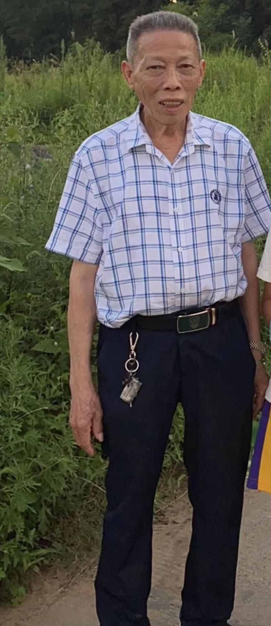 Shen Lihua, aged 66, is about 1.58 metres tall, 46 kilograms in weight and of thin build. He has a long face with yellow complexion and short white hair. He was last seen wearing a navy jacket, blue and white checkered shirt, black trousers, black and white shoes and carrying a black shoulder bag.