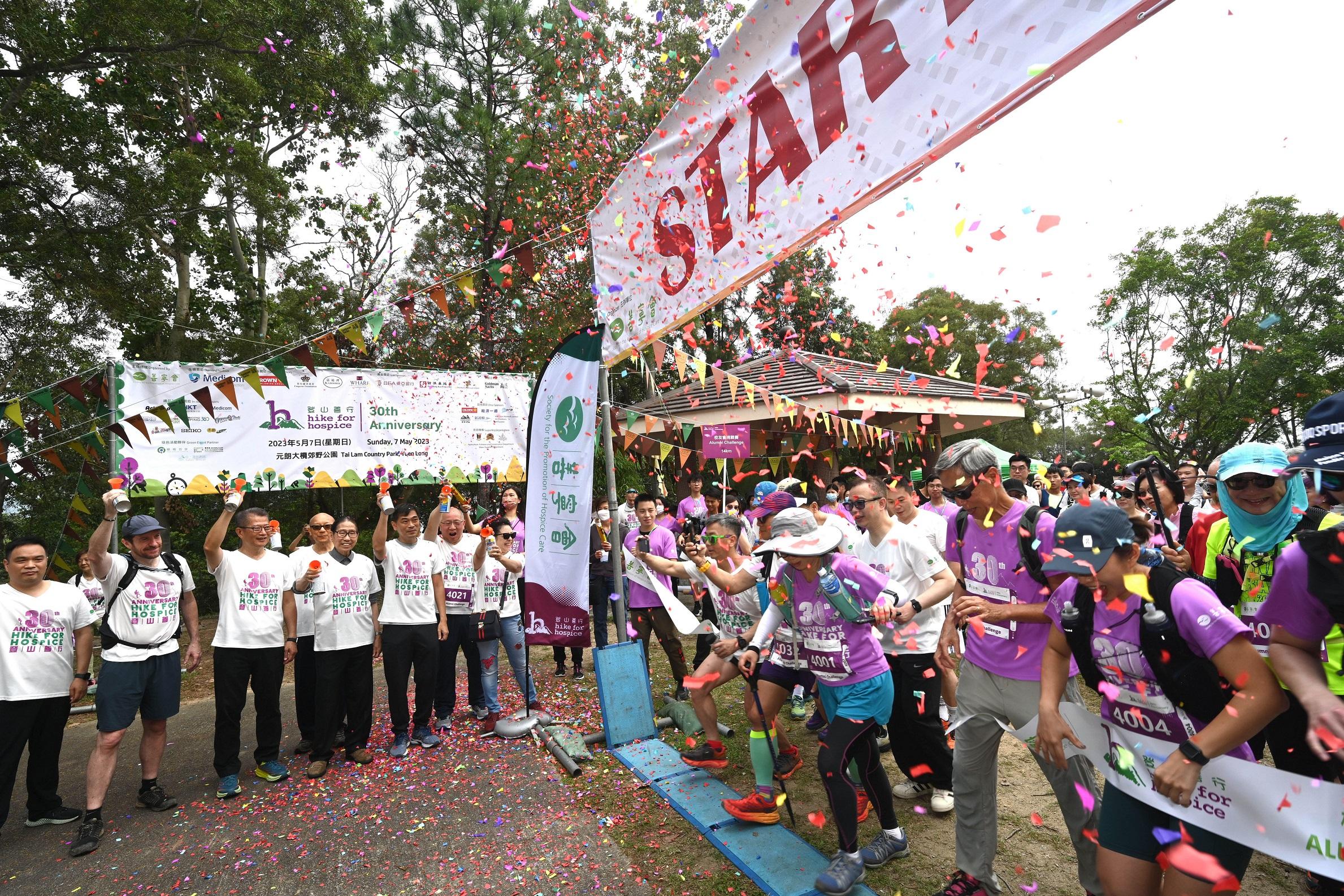 The Financial Secretary, Mr Paul Chan, attended the opening ceremony of the 30th Annual Hike for Hospice today (May 7).  Photo shows Mr Chan (third left); Honorary Presidents of the Society for the Promotion of Hospice Care Dr Leong Che-hung (fifth left); the Chairman of the Hike for Hospice Organizing Committee, Mr Edward Naylor (second left); the Chairman of the Executive Committee of the Society for the Promotion of Hospice Care, Professor Thomas Wong (seventh left), and other guests sounding air horns to kick-off the race.