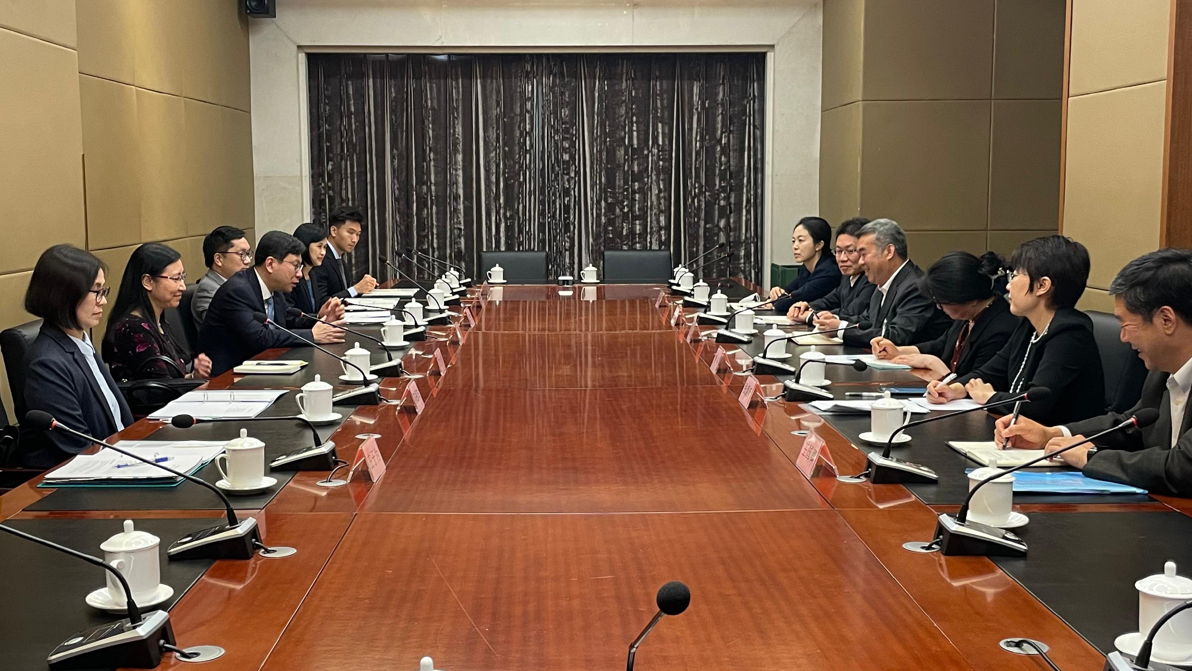 The Secretary for Labour and Welfare, Mr Chris Sun, today (May 8) started his visit in Beijing. The Permanent Secretary for Labour and Welfare, Ms Alice Lau, also joined the visit. Photo shows Mr Sun (third left) meeting with representatives of the All-China Federation of Trade Unions this morning and exchanging views on labour rights issues.