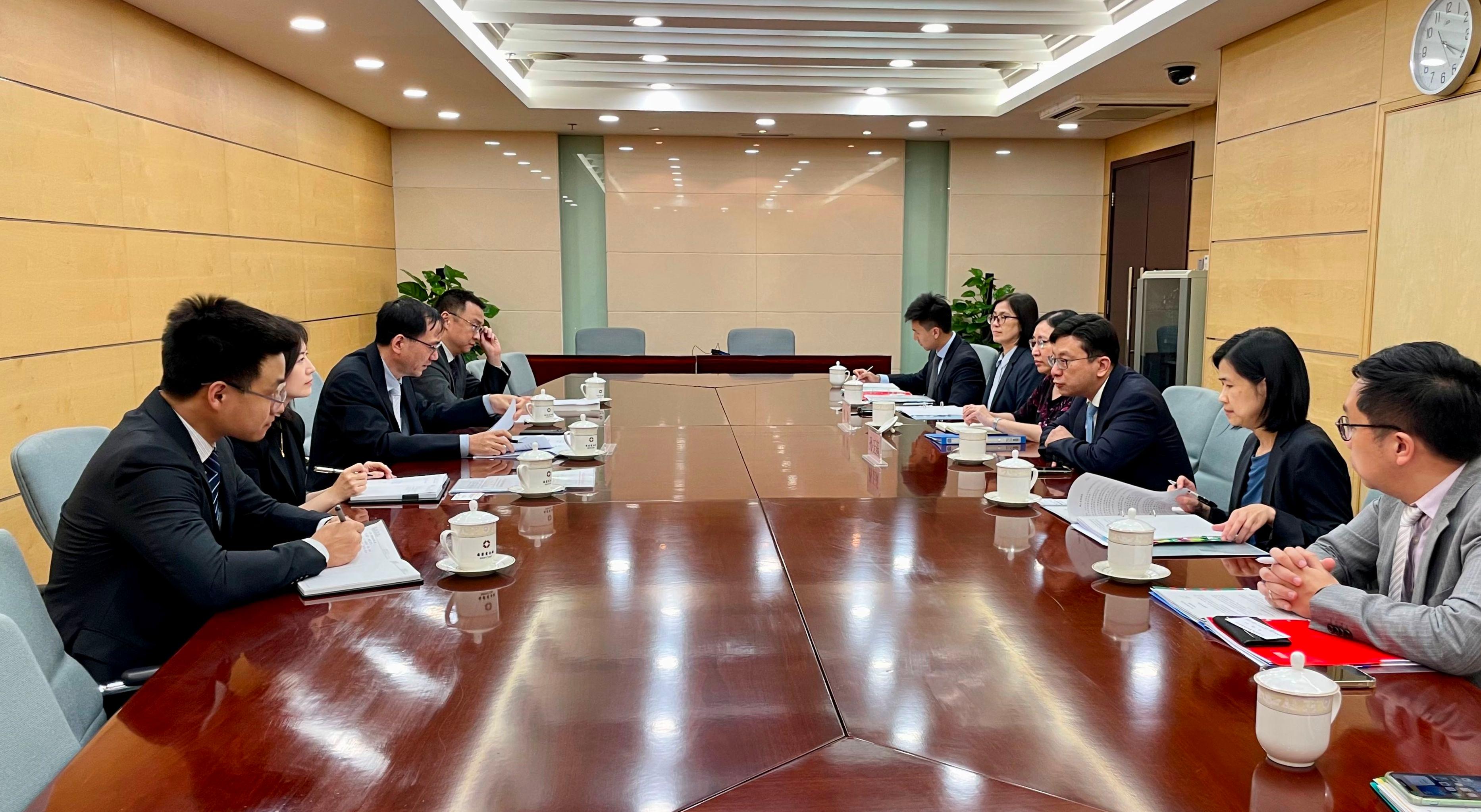 The Secretary for Labour and Welfare, Mr Chris Sun, today (May 8) started his visit in Beijing. The Permanent Secretary for Labour and Welfare, Ms Alice Lau, also joined the visit. Photo shows Mr Sun (third right) calling on the Deputy Director General of the Department of Outward Investment and Economic Cooperation of the Ministry of Commerce, Mr Liu Minqiang (third left), this afternoon to exchange views on the supervision, management and co-operation regarding labour to be imported to Hong Kong.