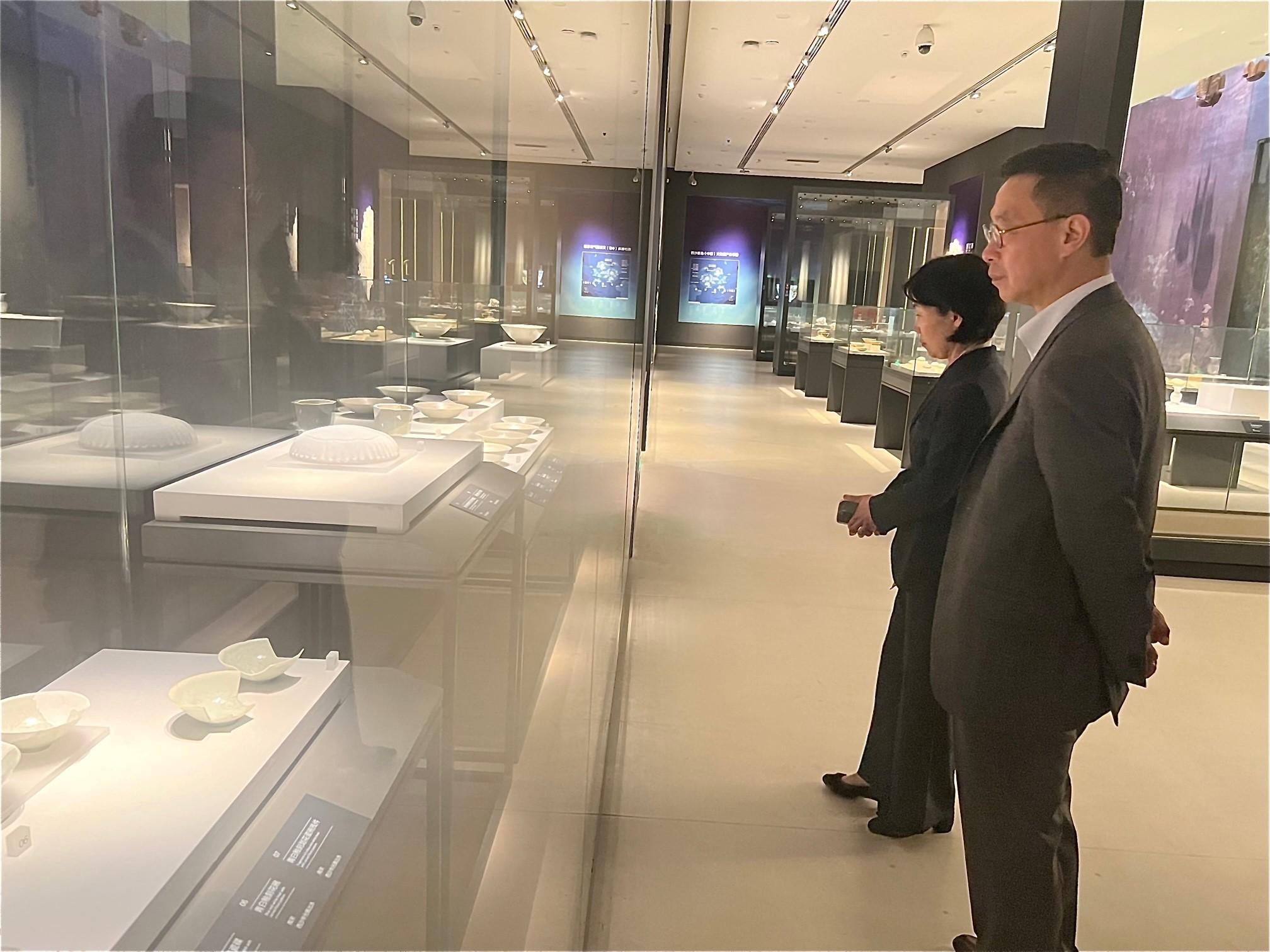 文化體育及旅遊局局長楊潤雄（右）今日（五月八日）到訪海南省博物館，加深對海南的歷史地理文化、非物質文化遺產和海洋文明的認識。