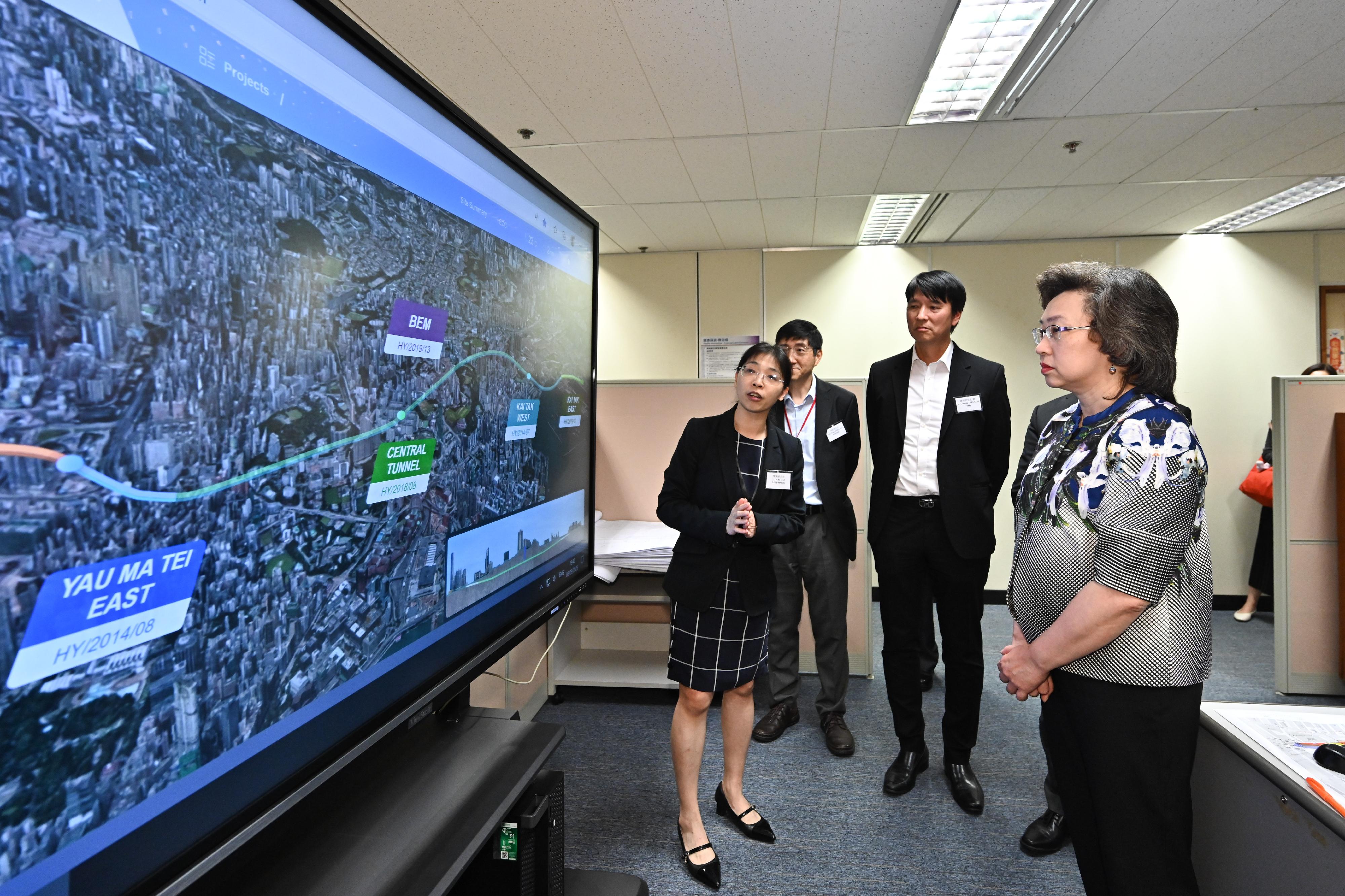 The Secretary for the Civil Service, Mrs Ingrid Yeung, visited the headquarters of the Highways Department today (May 8). Photo shows Mrs Yeung (first right) being briefed by a staff member of the Major Works Project Management Office on the Smart Site Management Hub developed under the Central Kowloon Route project. Looking on is the Director of Highways, Mr Jimmy Chan (second right).