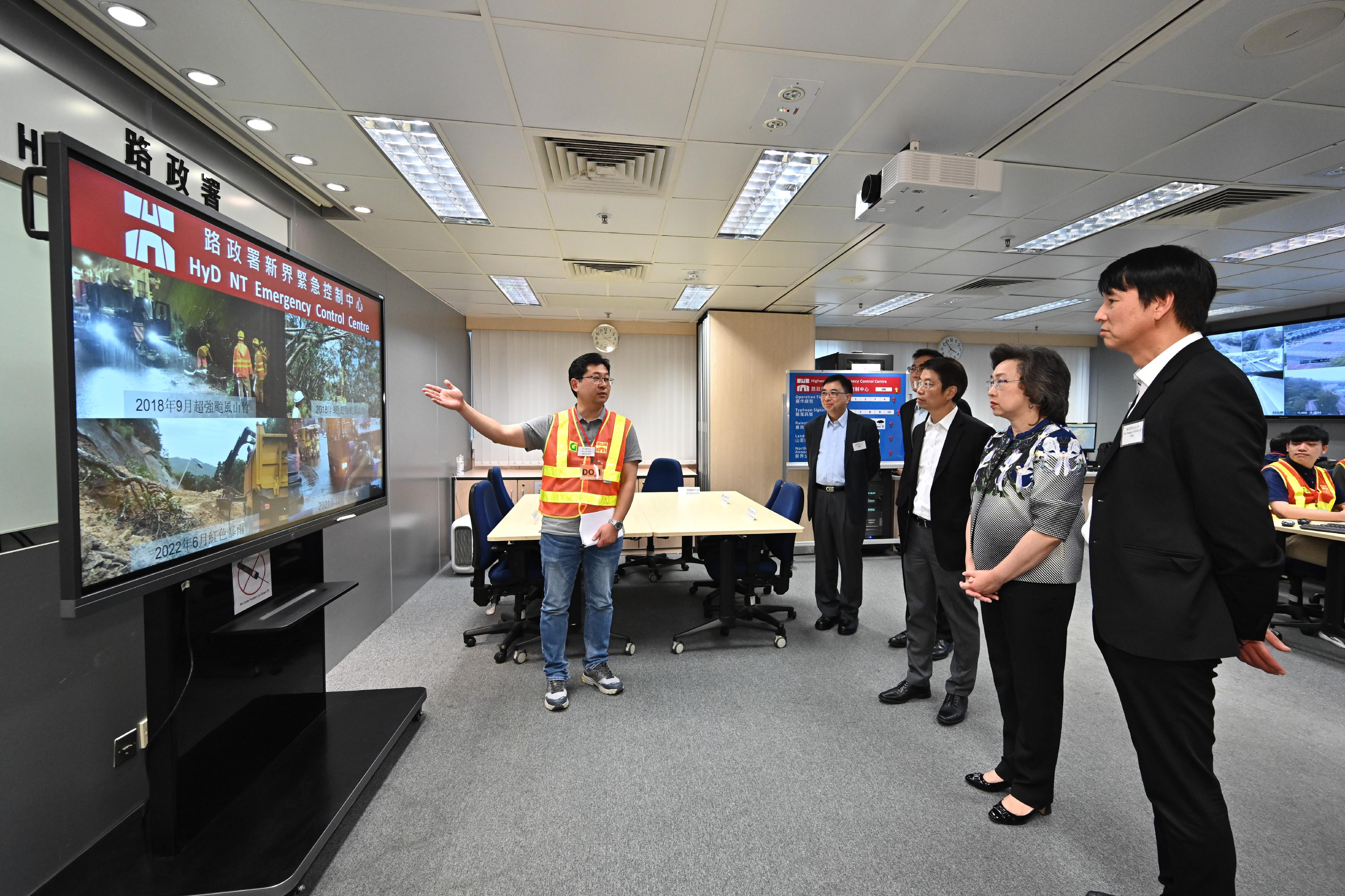 The Secretary for the Civil Service, Mrs Ingrid Yeung, visited the headquarters of the Highways Department today (May 8). Photo shows Mrs Yeung (second right) visiting the New Territories Emergency Control Centre and learning how the Centre co-ordinates with the Emergency Transport Co-ordination Centre of the Transport Department during inclement weather. The Centre was activated when the Red Rainstorm Warning Signal was in force yesterday (May 7). Looking on are the Permanent Secretary for the Civil Service, Mr Clement Leung (third right), and the Director of Highways, Mr Jimmy Chan (first right).