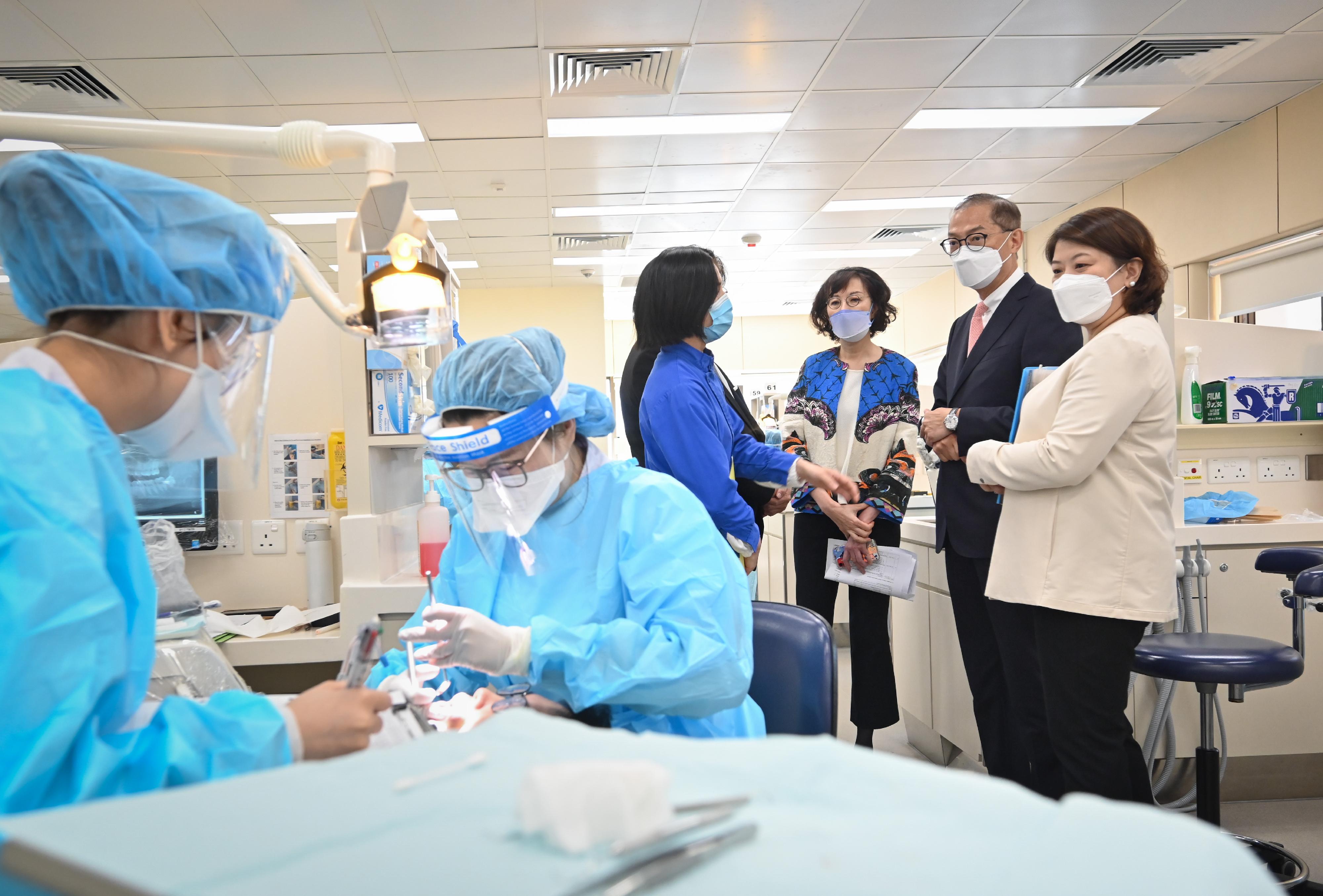 医务卫生局（医卫局）局长卢宠茂教授（右二）和医卫局副局长李夏茵医生（右一）今日（五月九日）到访菲腊牙科医院时，视察该院综合牙科诊所的运作。
