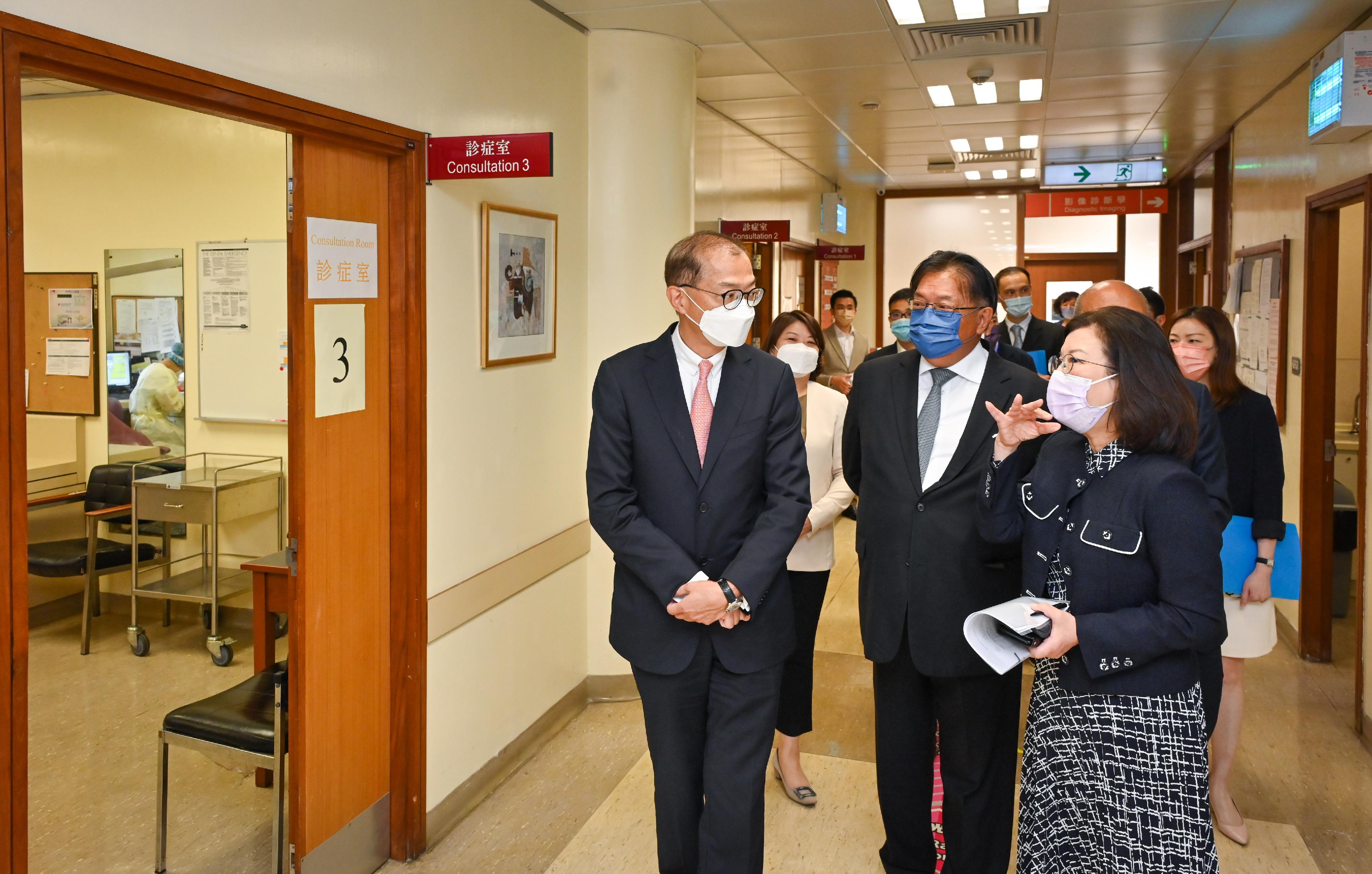 The Secretary for Health, Professor Lo Chung-mau (front row, left), and the Under Secretary for Health, Dr Libby Lee (back row, left), received an introduction by the Director of the Prince Philip Dental Hospital (PPDH), Professor Cynthia Yiu (front row, right), on the service provided at the PPDH's primary care clinic during their visit to the PPDH today (May 9). Accompanying them is the Chairman of the Board of Governors of PPDH, Mr Huen Wong (front row, centre).