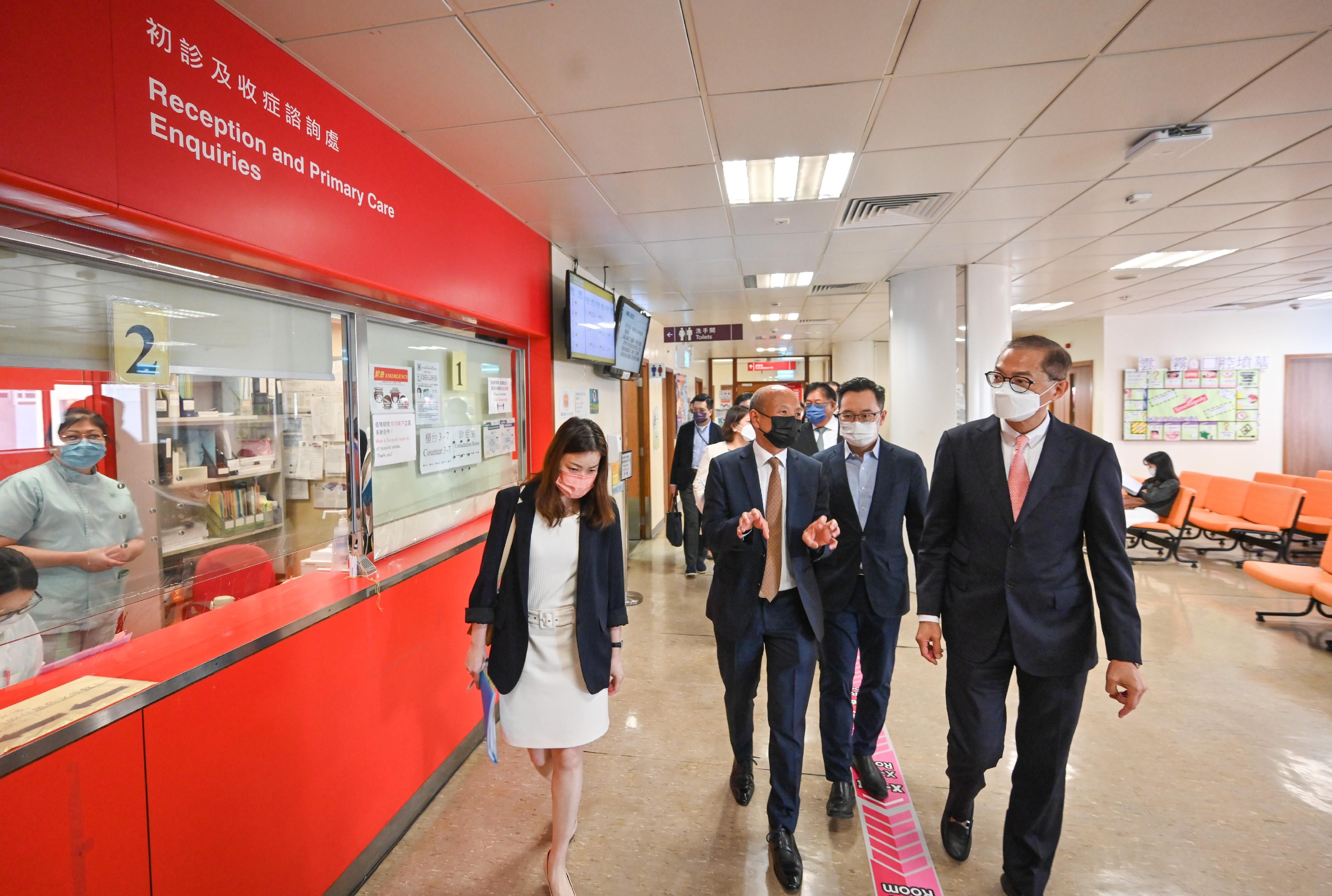 The Secretary for Health, Professor Lo Chung-mau (first right), inspected the operation of the primary care clinic of the Prince Philip Dental Hospital during his visit there today (May 9). 