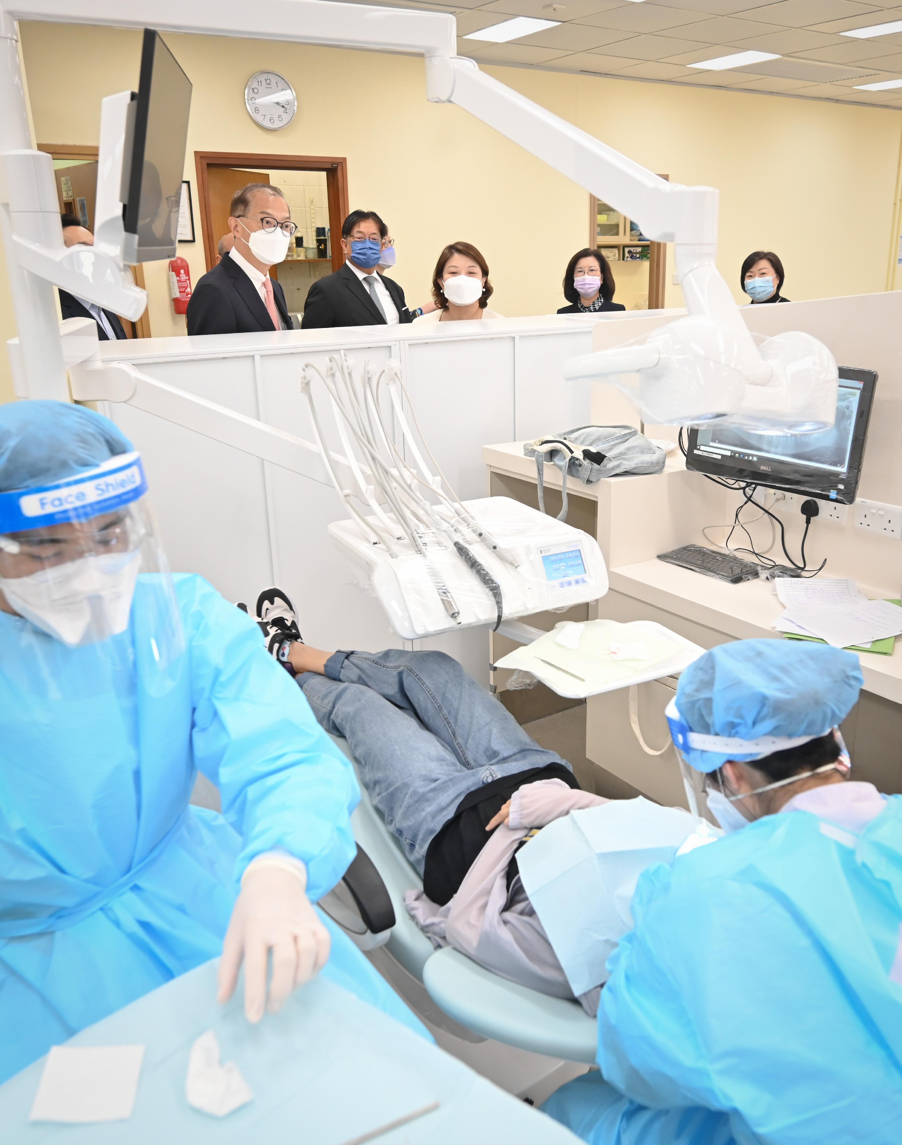 The Secretary for Health, Professor Lo Chung-mau (back row, first left), learned about the treatment service provided at the comprehensive dental clinic of the Prince Philip Dental Hospital (PPDH) today (May 9). Next to him are the Under Secretary for Health, Dr Libby Lee (back row, centre); the Chairman of the Board of Governors of PPDH, Mr Huen Wong (back row, second left); and the Director of the PPDH, Professor Cynthia Yiu (back row, second right).