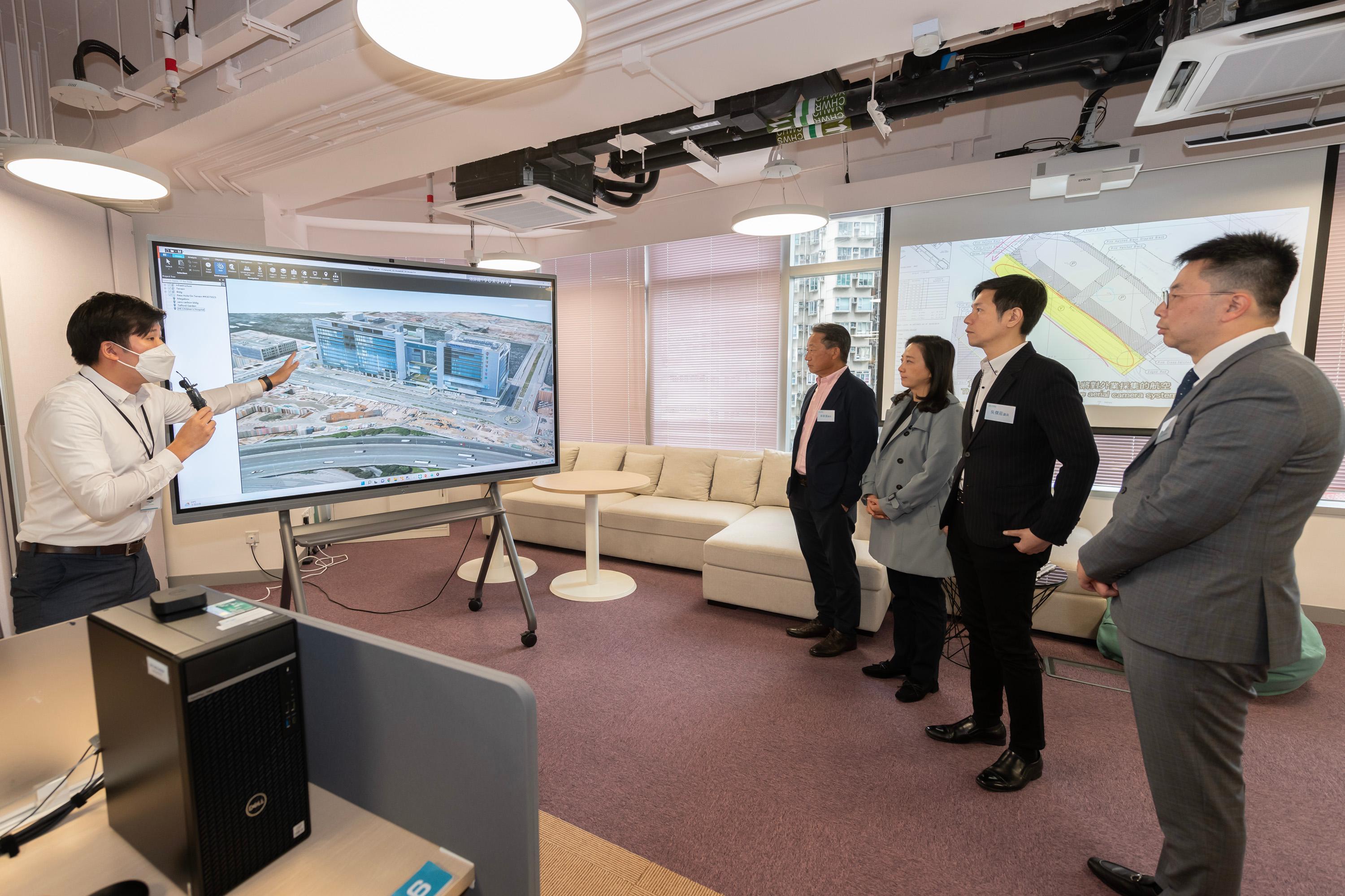 The Legislative Council Subcommittee on Matters Relating to the Development of Smart City visited the Geospatial Lab (GeoLab) today (May 9). Photo shows the Chairman of the Subcommittee, Ms Elizabeth Quat (third right); the Deputy Chairman of the Subcommittee, Dr Johnny Ng (second right)' and Subcommittee member Mr Lam San-keung (fourth right), observing the demonstration of the Urban Renewal Information System.