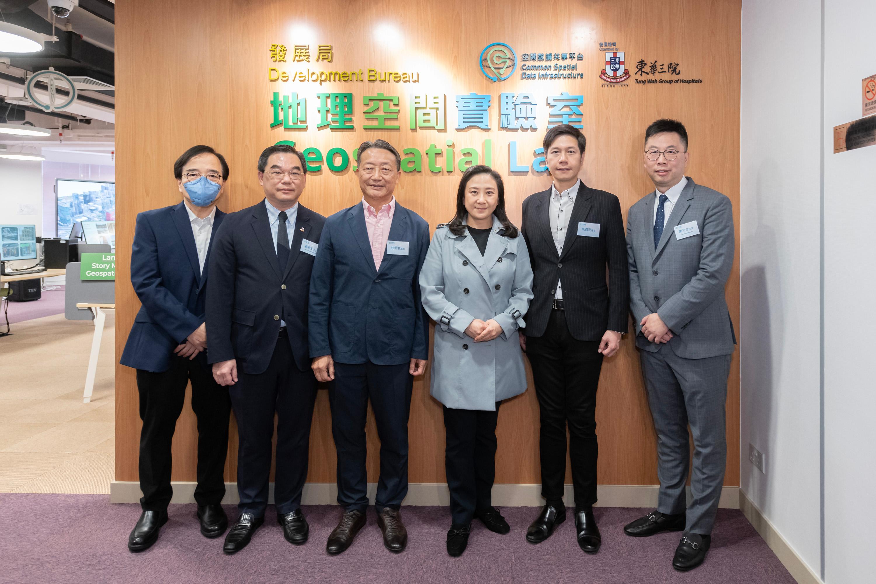 The Legislative Council (LegCo) Subcommittee on Matters Relating to the Development of Smart City visited the Geospatial Lab (GeoLab) today (May 9). Photo shows LegCo Members posing for a group photo with representatives of the GeoLab.