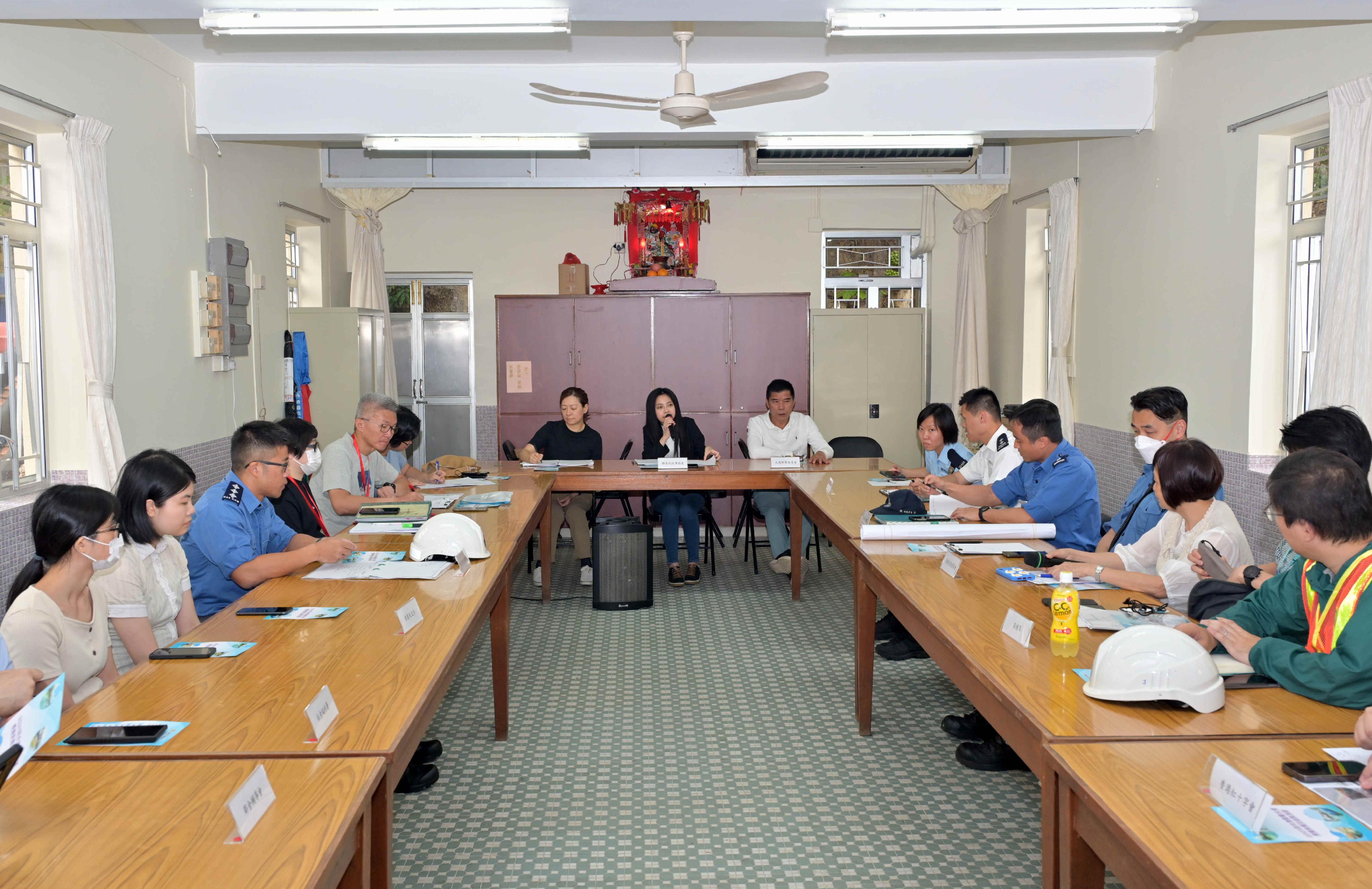 The Islands District Office conducted an inter-departmental rescue and evacuation drill in the event of flooding in Tai O today (May 10). Photo shows staff members of the Islands District Office and representatives from participating departments and organisations reviewing the emergency response actions and relevant arrangements after the drill.