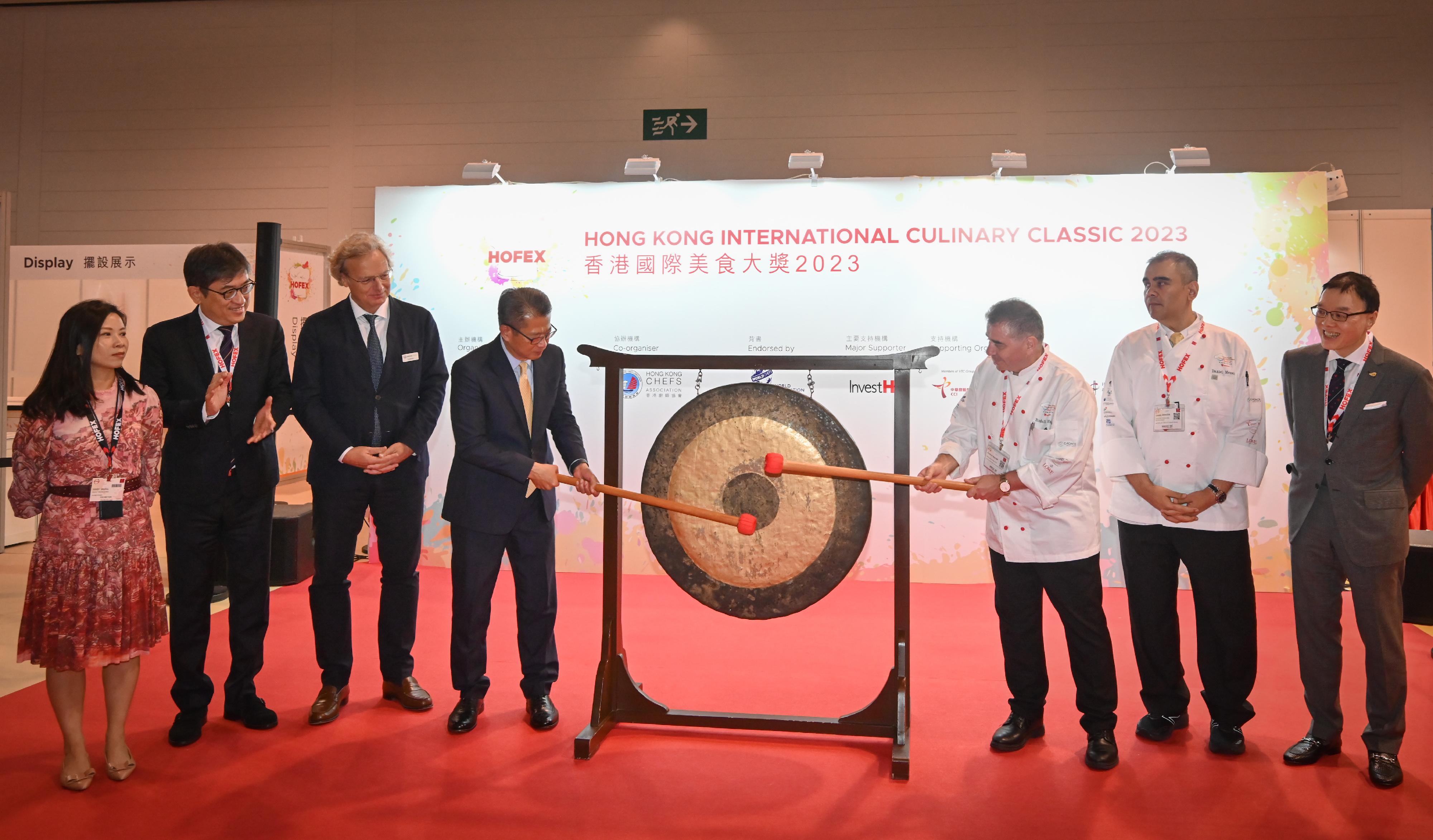 The Financial Secretary, Mr Paul Chan, attended the joint opening ceremony of HOFEX, ProWine Hong Kong @ HOFEX, the Retail Asia Conference & Expo, Build4Asia 2023 and the Hong Kong International Culinary Classic today (May 10). Photo shows (from second left) the Executive Director of the Hong Kong Tourism Board, Mr Dane Cheng; the Senior Vice President of Informa Markets in Asia, Mr David Bondi; Mr Chan; the Chairman of the Organising Committee of the Hong Kong International Culinary Classic, Mr Rudolf Muller, and other guests officiating at the gong striking ceremony.