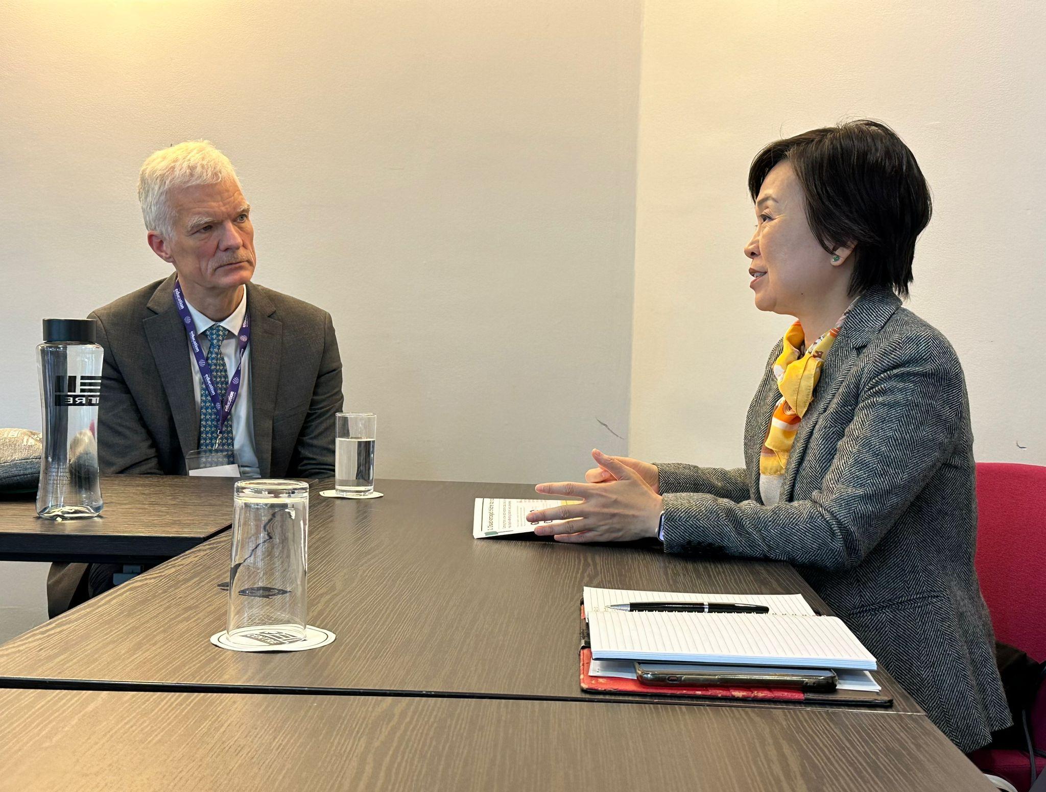 The Secretary for Education, Dr Choi Yuk-lin (right), meets the Director for Education and Skills of the Organisation for Economic Co-operation and Development, Mr Andreas Schleicher (left), during the Education World Forum in London, the United Kingdom, on May 9 (London time).
