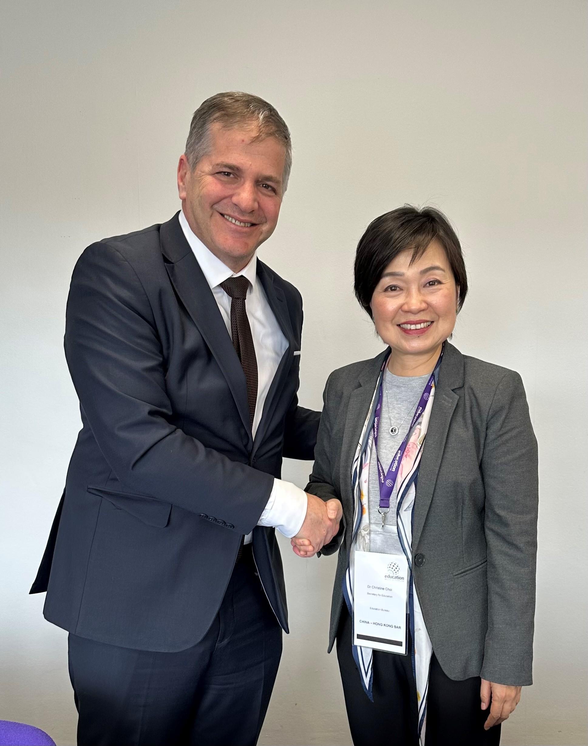The Secretary for Education, Dr Choi Yuk-lin (right), meets the Minister of Education of Israel, Mr Yoav Kisch (left), during the Education World Forum in London, the United Kingdom, on May 8 (London time).