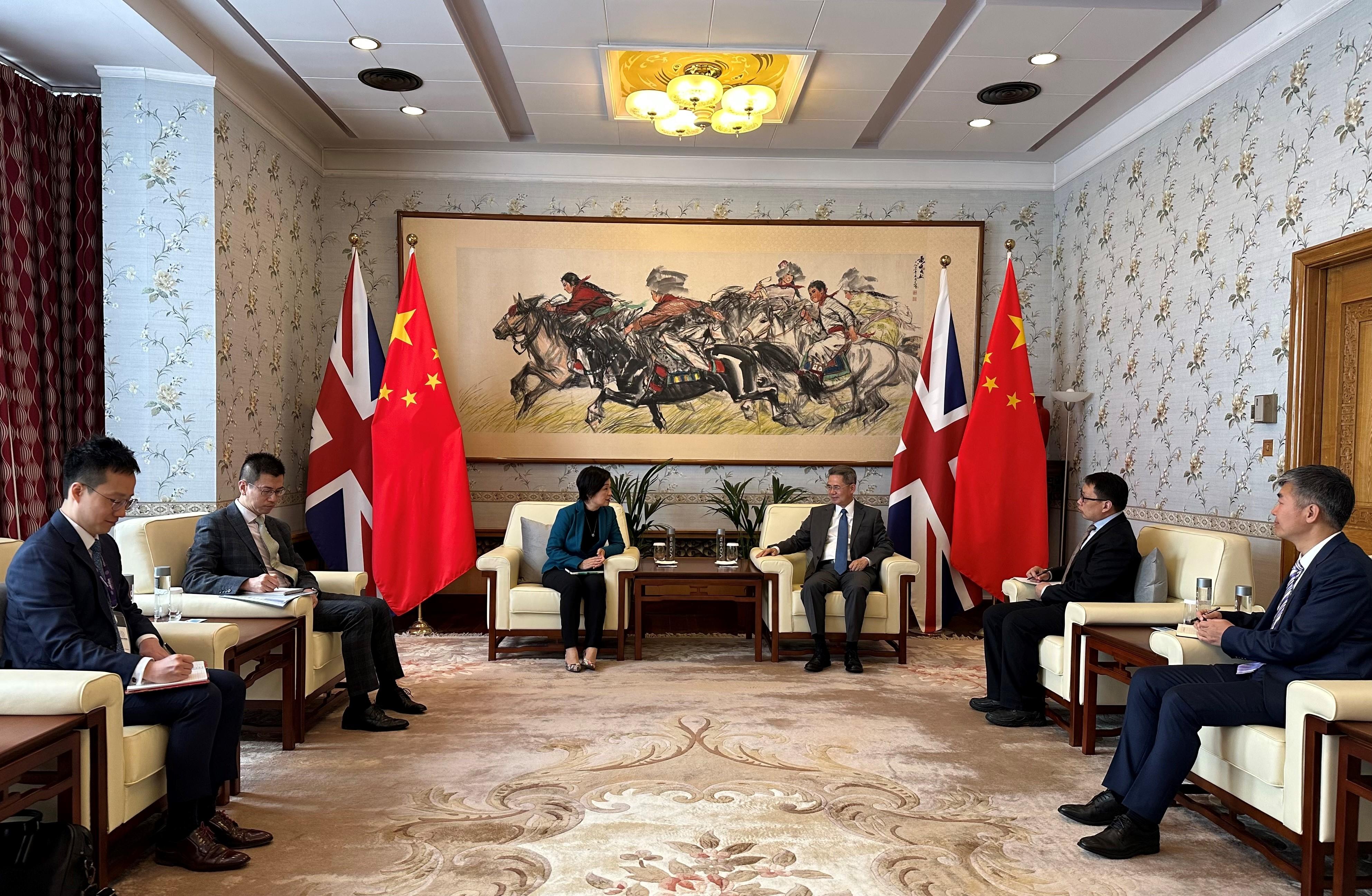 The Secretary for Education, Dr Choi Yuk-lin (third left), pays a courtesy call to the Chinese Ambassador to the UK, Mr Zheng Zeguang (third right), in London, the United Kingdom, on May 10 (London time).