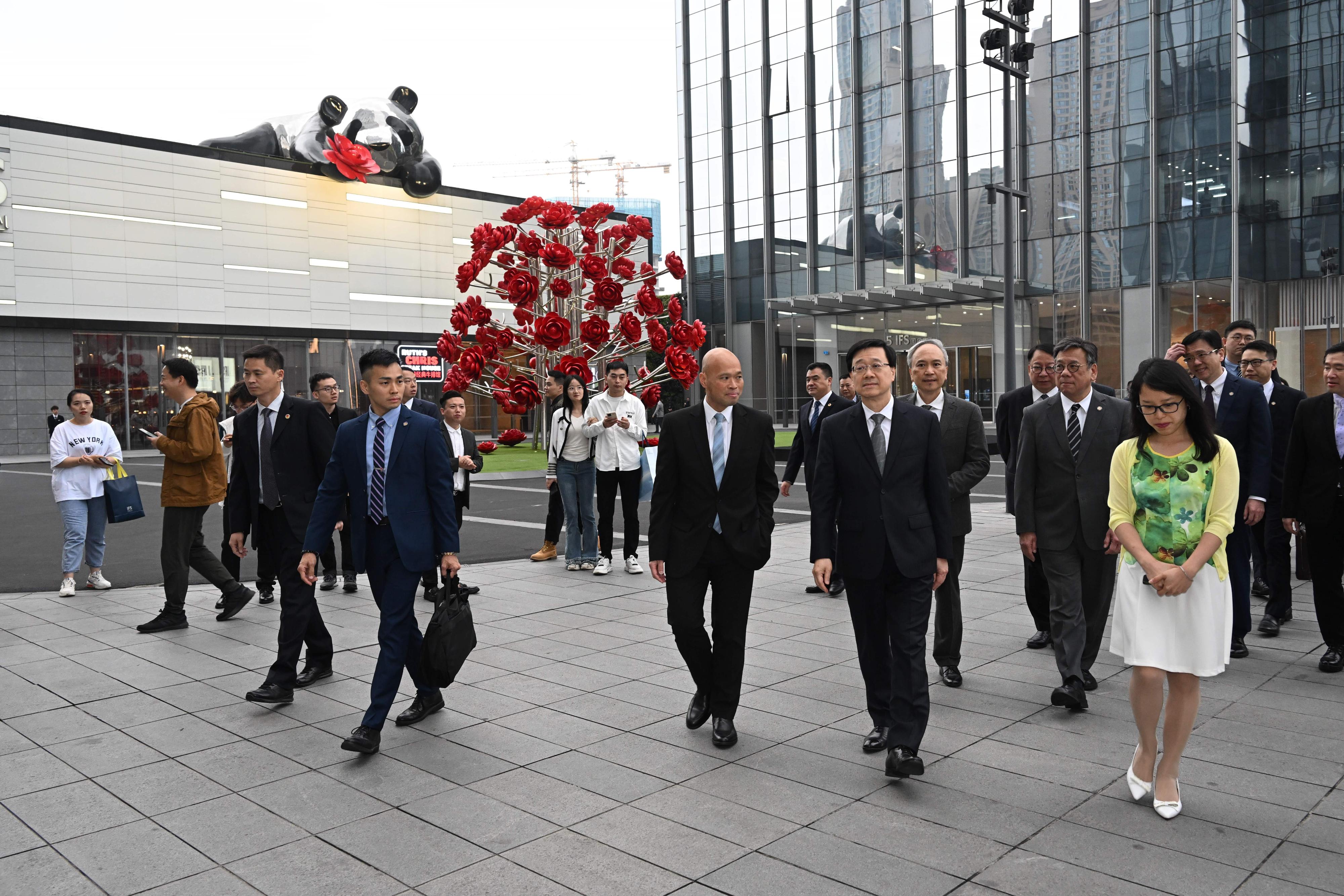 The Chief Executive, Mr John Lee, arrived in Chongqing today (May 10) with his delegation and began the three-day visit to the city. Photo shows Mr Lee (front row, second right) visiting the Chongqing International Finance Square.