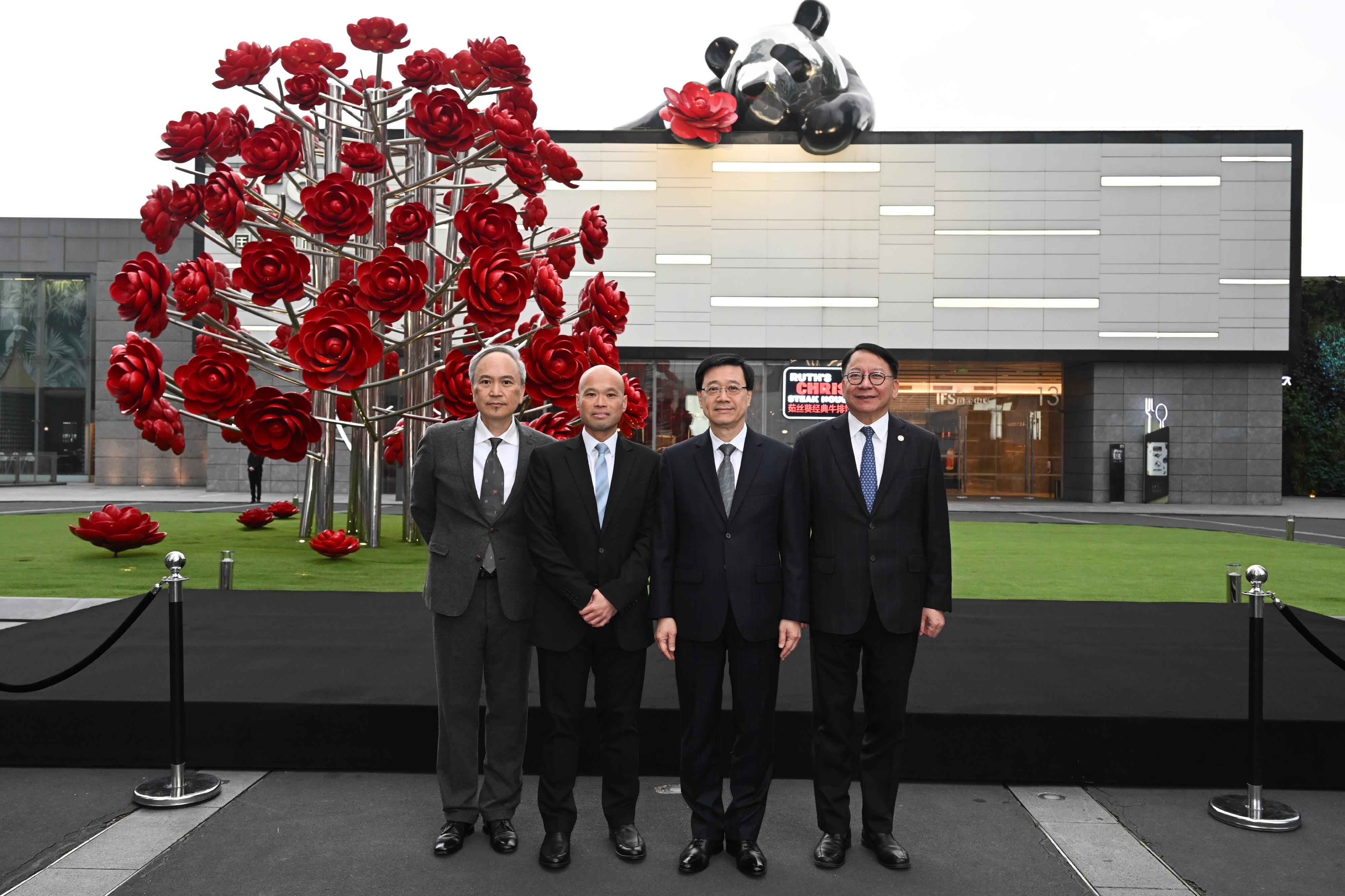 The Chief Executive, Mr John Lee, arrived in Chongqing today (May 10) with his delegation and visited the Chongqing International Finance Square (IFS). Photo shows Mr Lee (second right) and the Chief Secretary for Administration, Mr Chan Kwok-ki (first right), in a group photo with the Hong Kong representatives of the IFS.