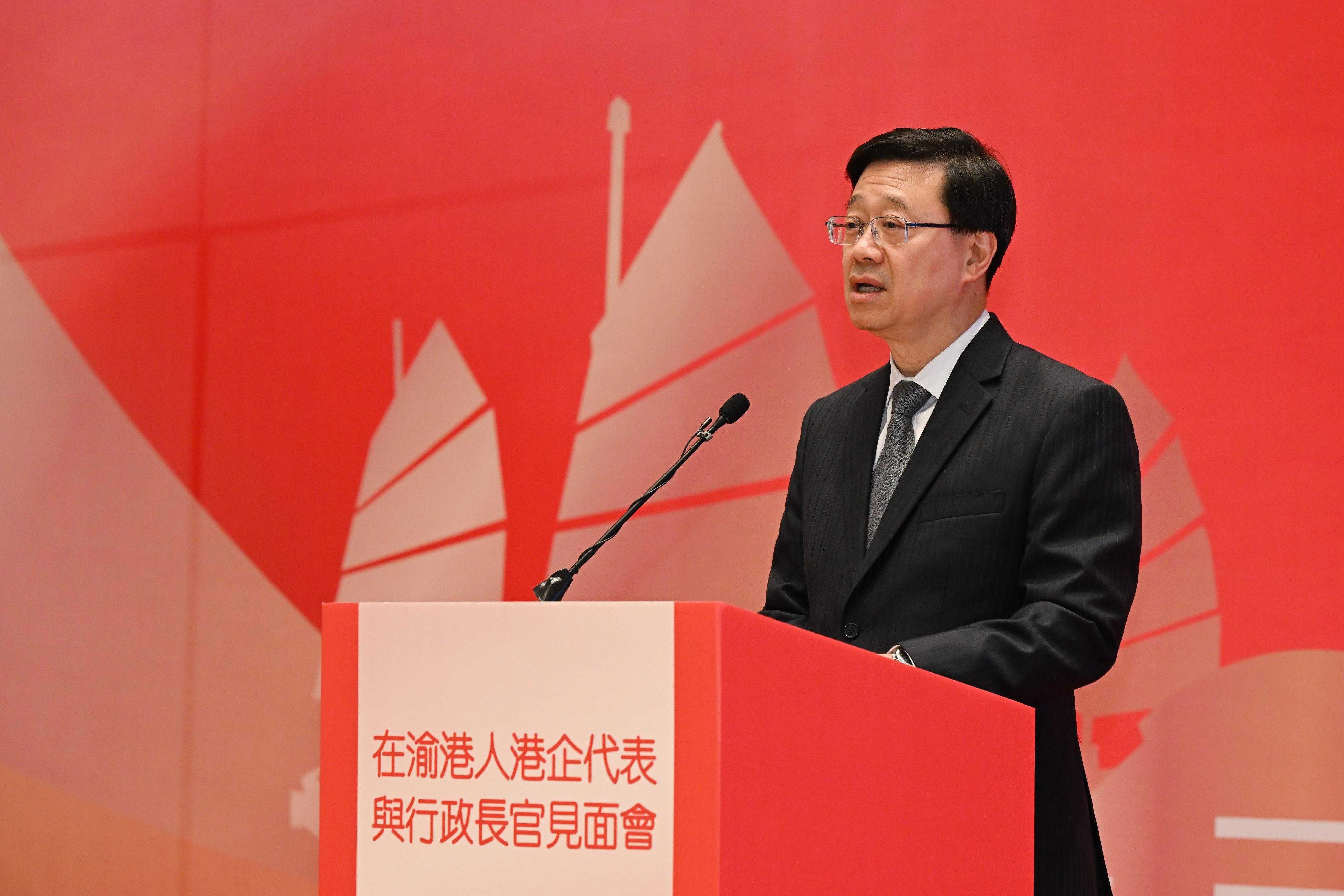 The Chief Executive, Mr John Lee, met and exchanged views with Hong Kong people and representatives of Hong Kong enterprises in Chongqing today (May 10). Photo shows Mr Lee delivering a speech during the dinner.