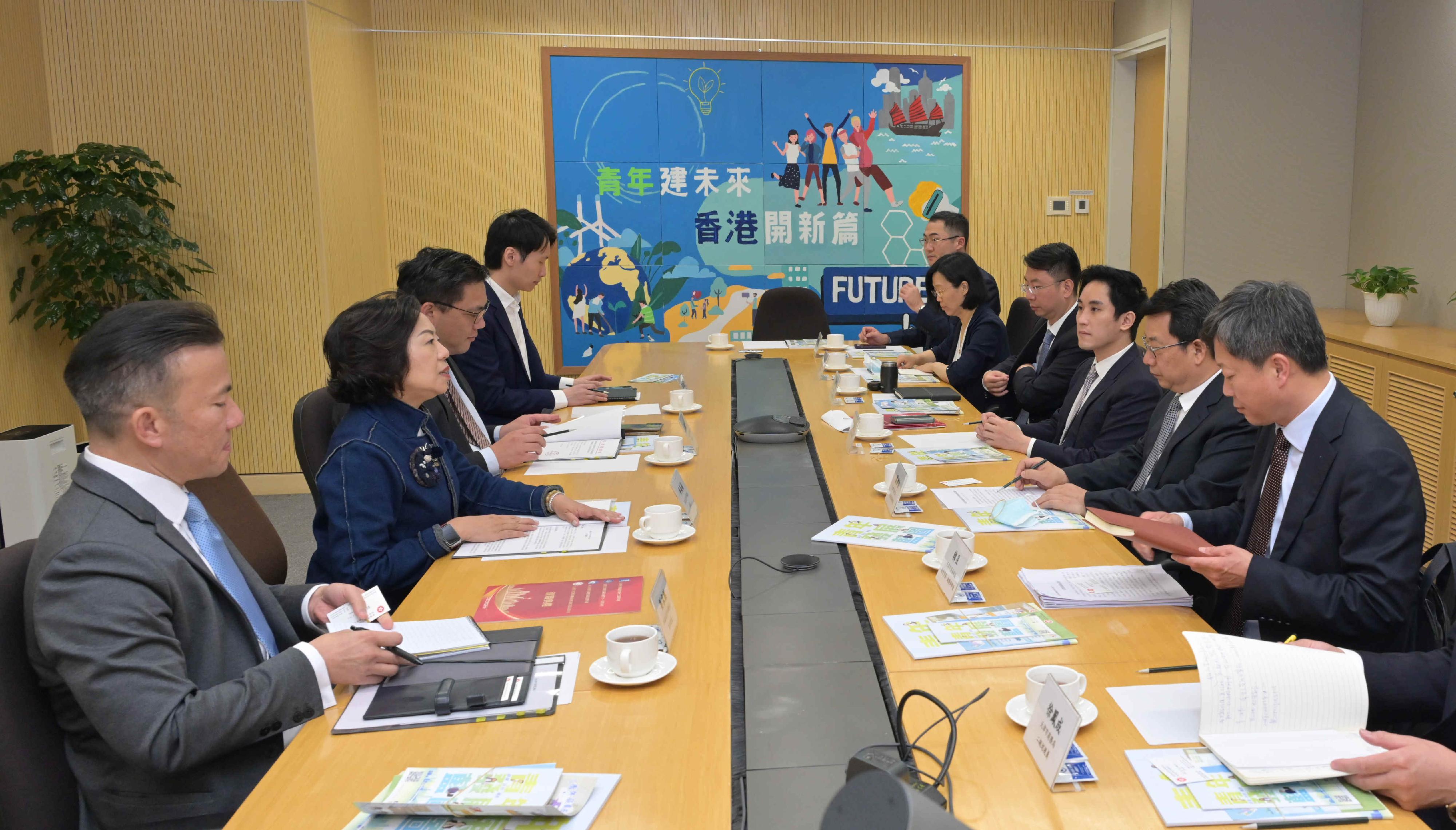 The Secretary for Home and Youth Affairs, Miss Alice Mak, today (May 11) met with a Tianjin delegation led by member of the Standing Committee of the Tianjin Municipal Committee of the Communist Party of China and the Head of the United Front Work Department of the Tianjin Municipal Committee of the Communist Party of China Mr Ji Guoqiang. Photo shows Miss Mak (second left); the Under Secretary for Home and Youth Affairs, Mr Clarence Leung (third left); and the Commissioner for Youth, Mr Wallace Lau (first left), meeting with Mr Ji (second right) and members of the delegation to discuss items of mutual interest.
