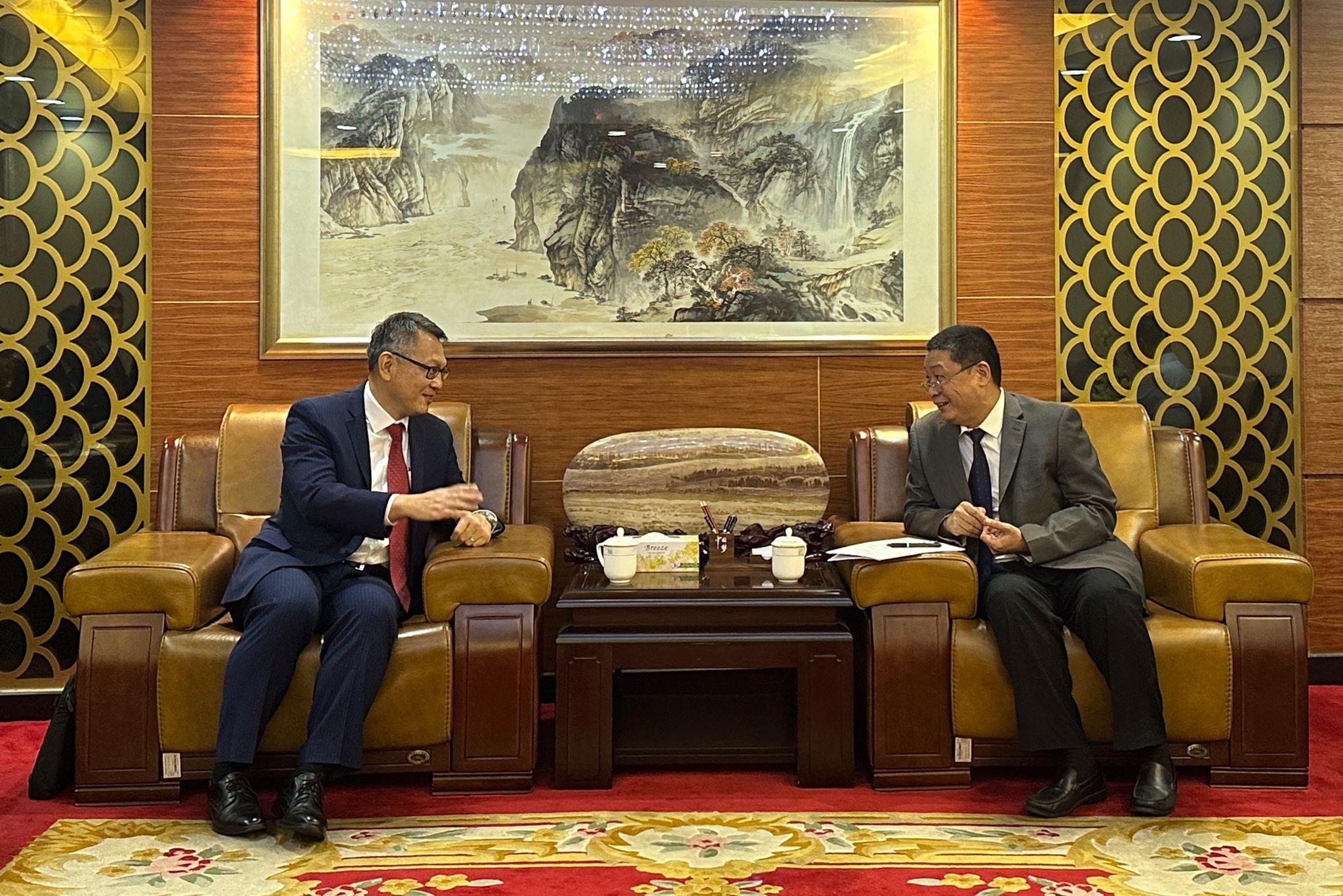 The Director-General of Civil Aviation, Mr Victor Liu (left), meets with the Director-General of the Central and Southern Regional Administration of the Civil Aviation Administration of China, Mr Ma Bing (right), during his visit to Guangzhou on May 10 and 11. 