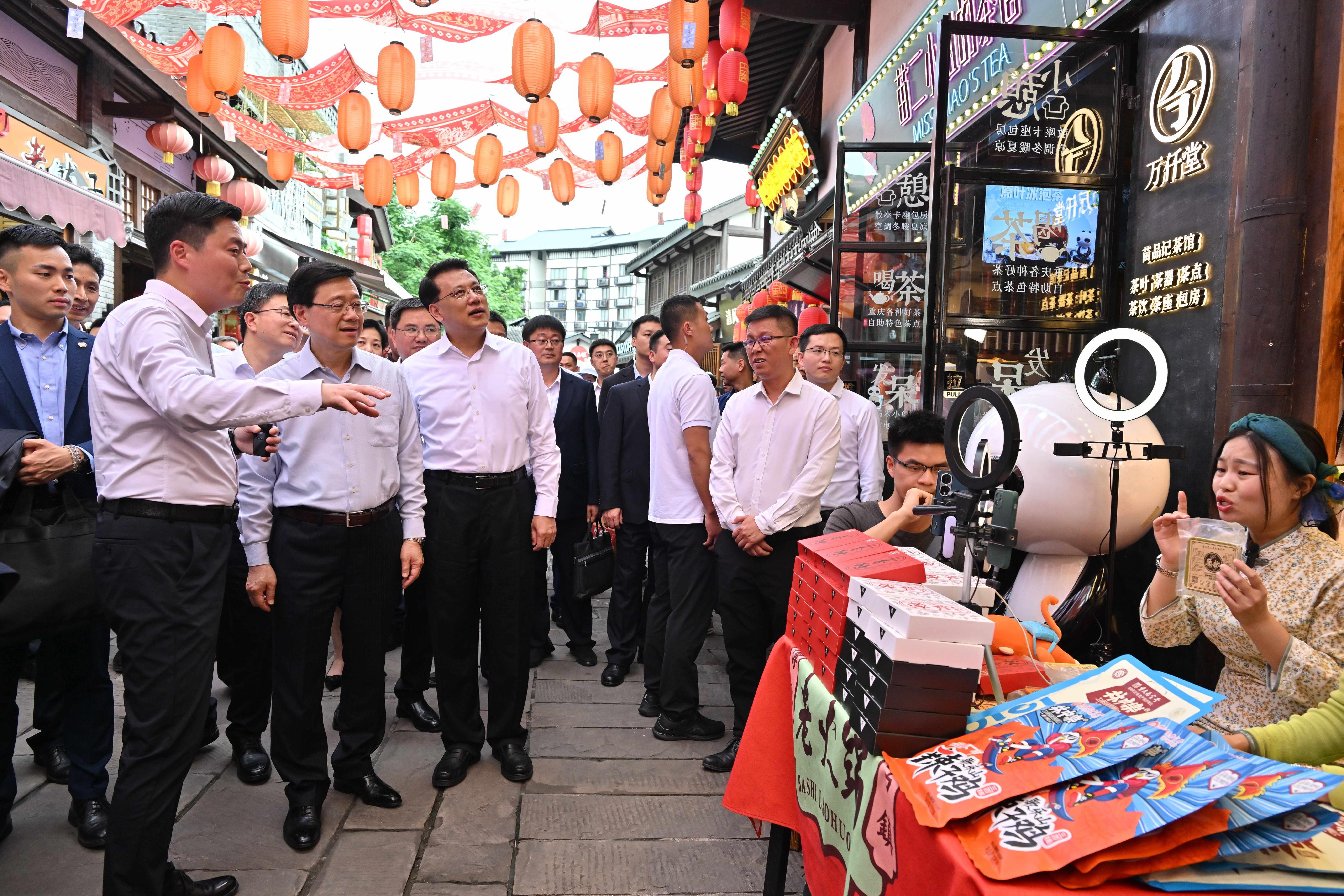 行政長官李家超（左三）今日（五月十一日）在重慶和重慶市委書記袁家軍（左四）參觀磁器口古鎮。