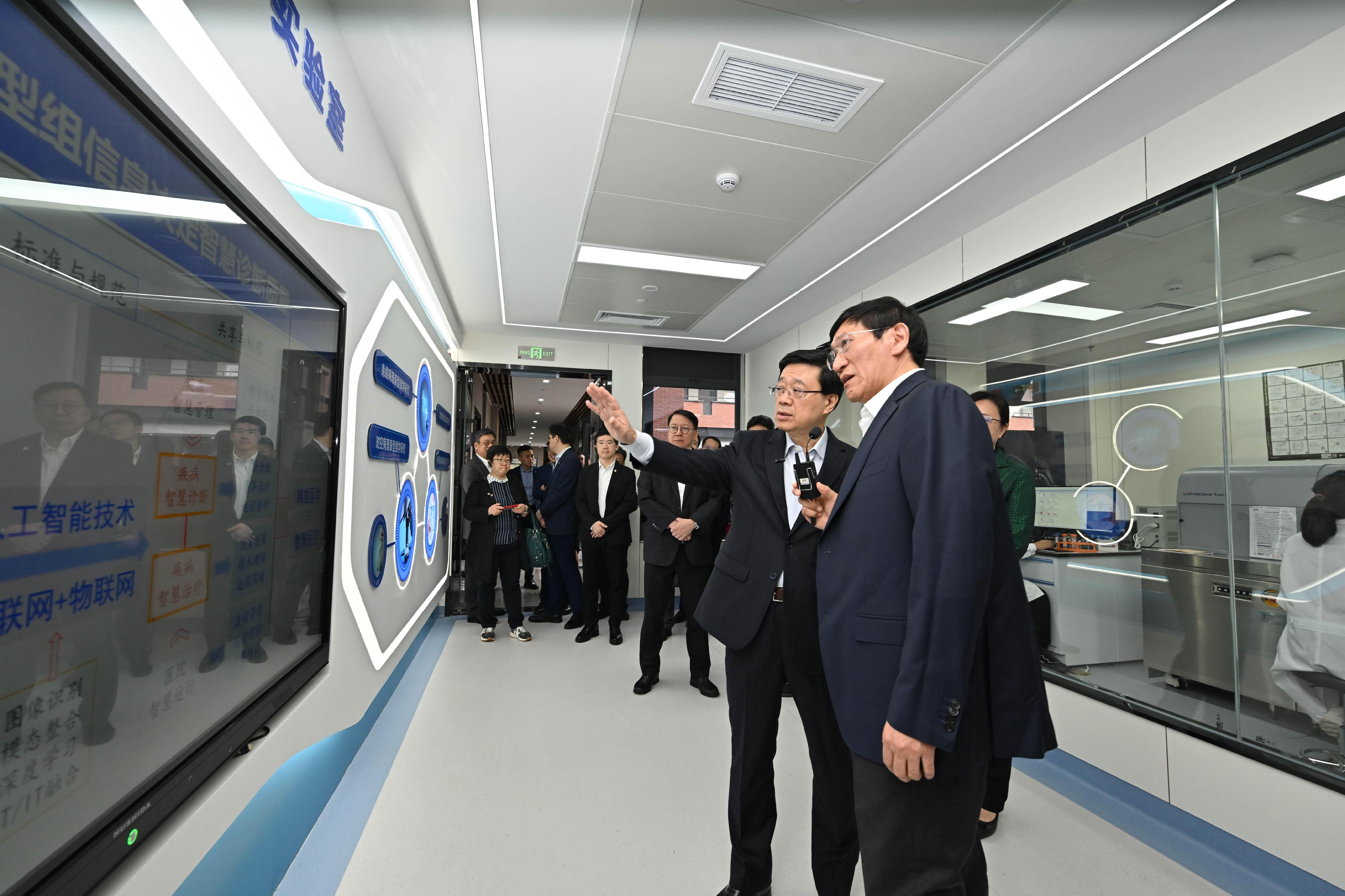 The Chief Executive, Mr John Lee (second right), visited the Jinfeng Laboratory in Chongqing today (May 11) to learn more about the latest innovation and technology development of the municipality.
