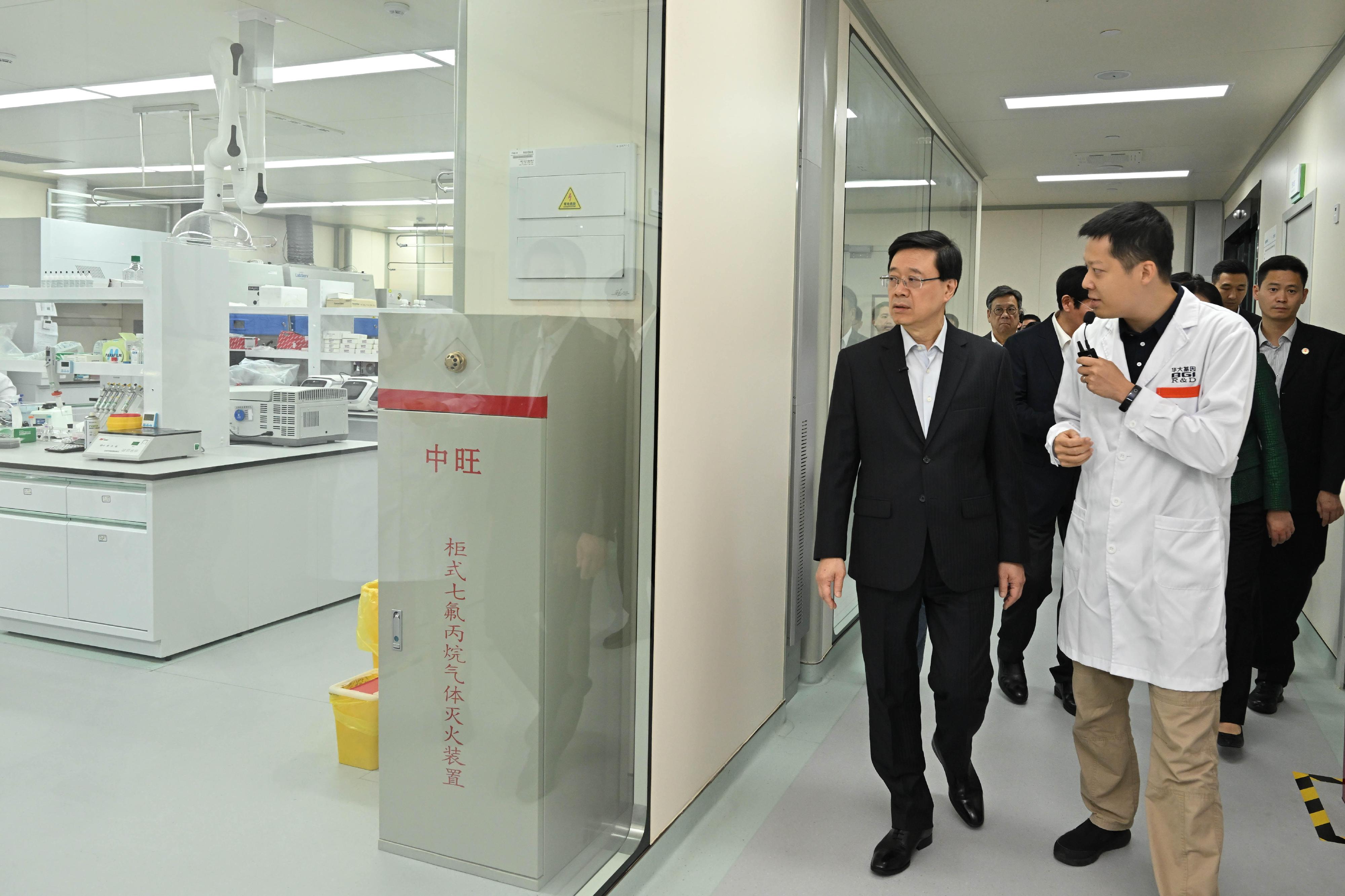The Chief Executive, Mr John Lee, visited the Jinfeng Laboratory in Chongqing today (May 11). Photo shows Mr Lee (first left) exchanging views with scientists.