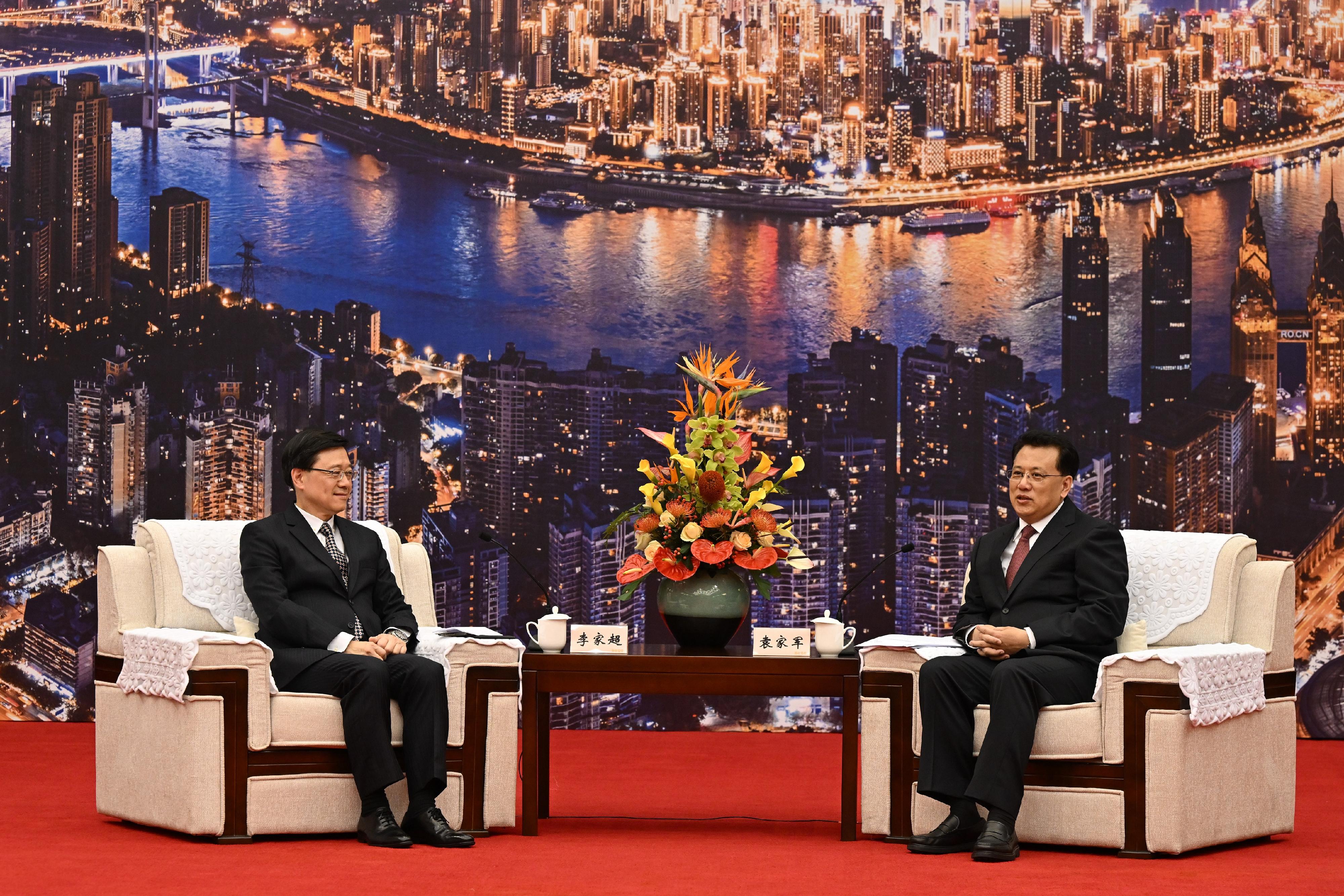 The Chief Executive, Mr John Lee (left), meets with the Secretary of the CPC Chongqing Municipal Committee, Mr Yuan Jiajun (right), in Chongqing today (May 11). 