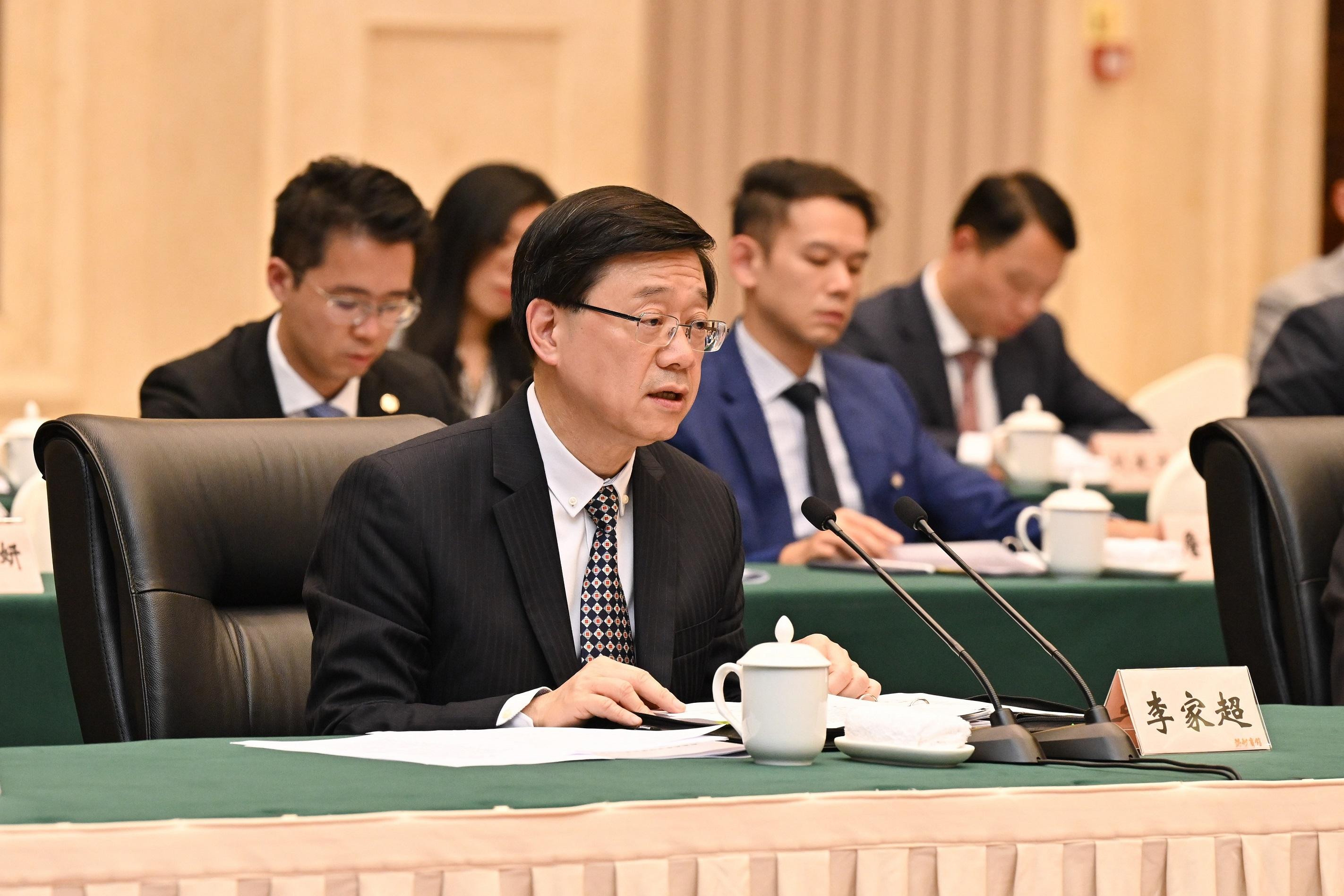 行政长官李家超今日（五月十一日）在重庆出席渝港高层会晤暨渝港合作会议第一次会议。图示李家超在会议上致辞。 