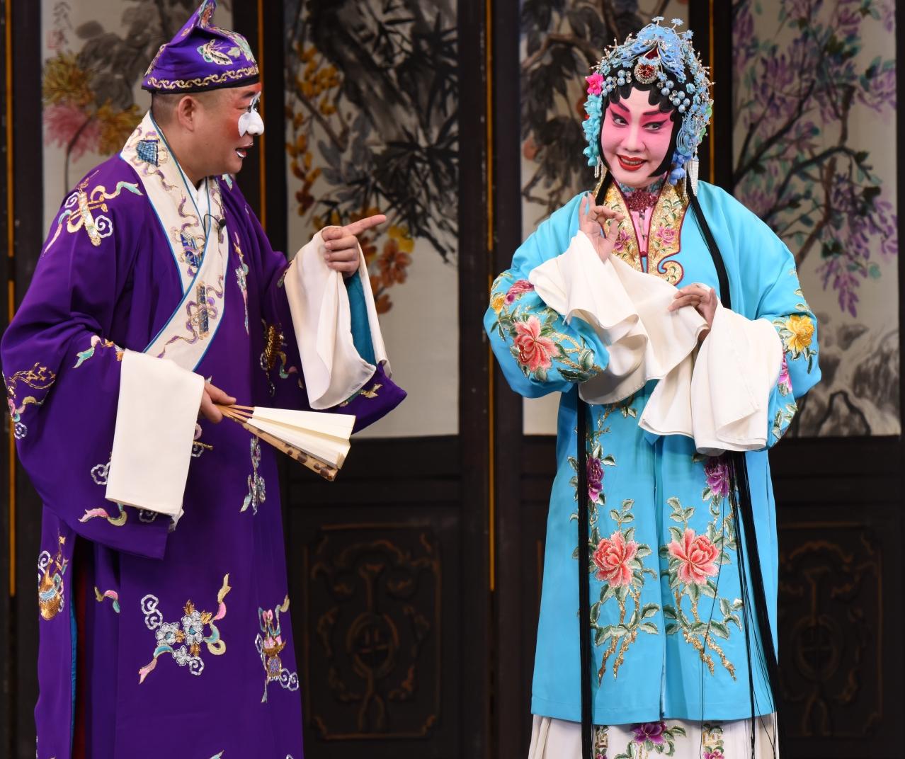康乐及文化事务署邀得北京京剧院六月中旬来港，献演三场京剧艺术大师张君秋的青衣流派经典剧目作为今年中国戏曲节的开幕节目。图为《诗文会》剧照。