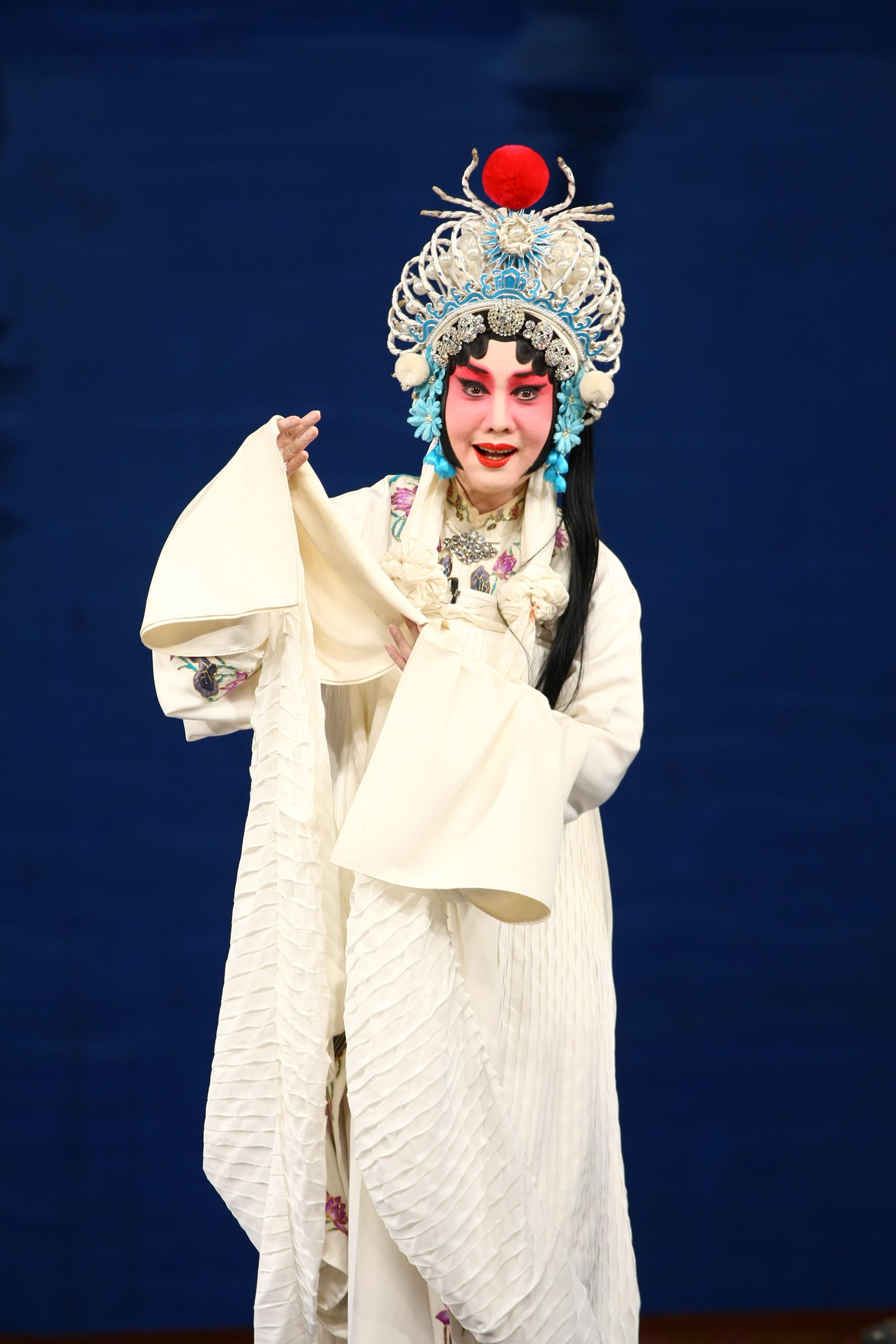 康乐及文化事务署邀得北京京剧院六月中旬来港，献演三场京剧艺术大师张君秋的青衣流派经典剧目作为今年中国戏曲节的开幕节目。图为《金山寺．断桥．雷峰塔》剧照。