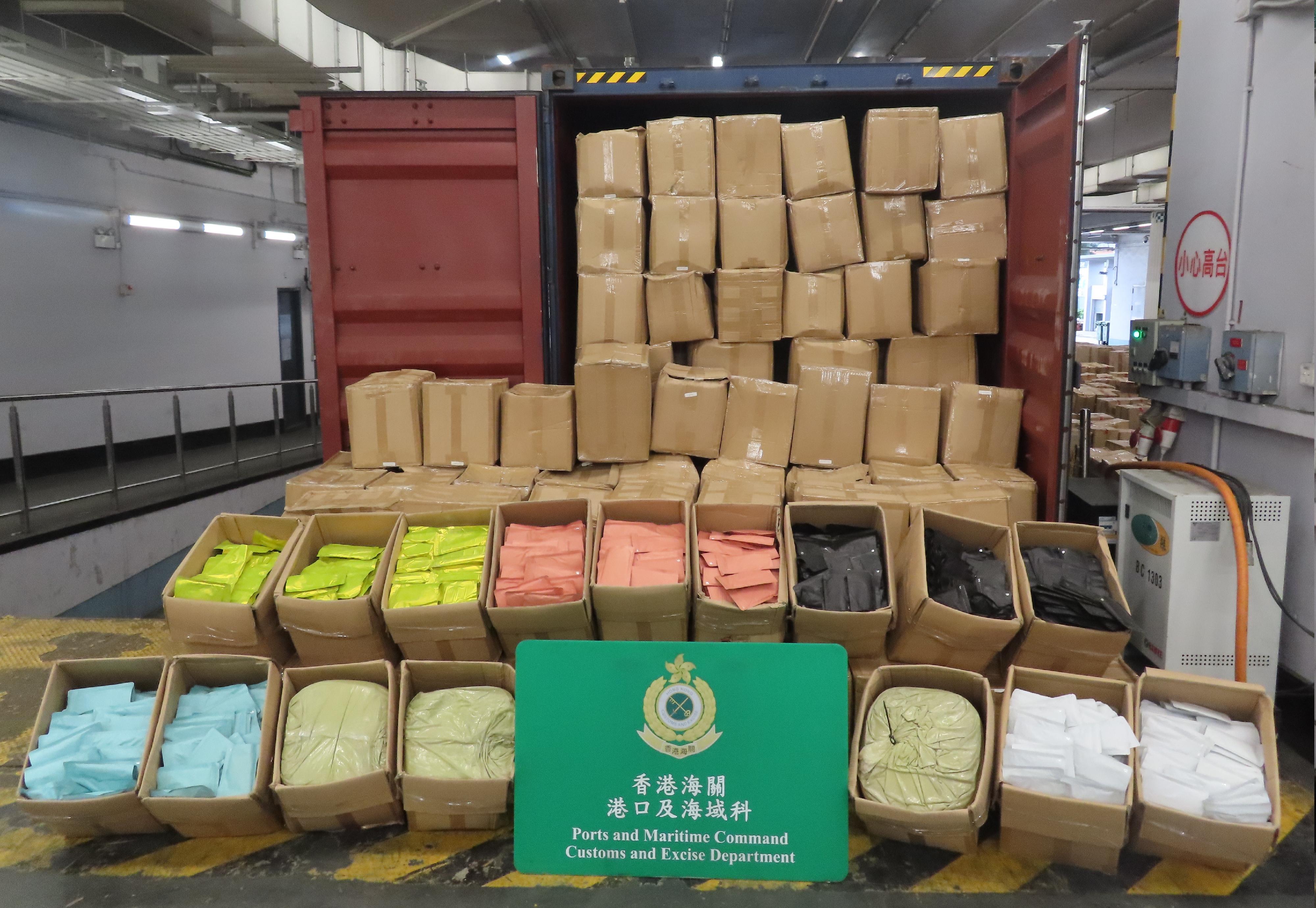 香港海关五月十日在葵涌海关大楼验货场检获约二十公吨怀疑帽柱木碱，估计市值约五千四百万元。图示检获的怀疑帽柱木碱。