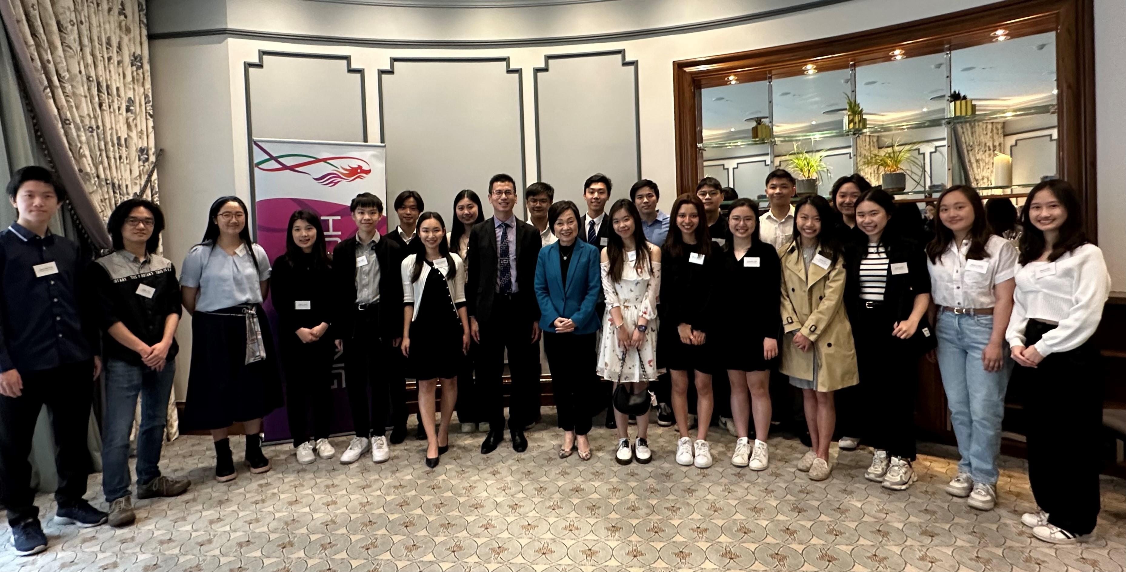The Secretary for Education, Dr Choi Yuk-lin, continued her visit in London, the United Kingdom (UK), on May 11 (London time). Photo shows Dr Choi (front row, centre), accompanied by the Director-General of the Hong Kong Economic and Trade Office, London, Mr Gilford Law (front row, seventh left), meeting Hong Kong students studying at renowned universities in the UK under the Hong Kong Scholarship for Excellence Scheme.