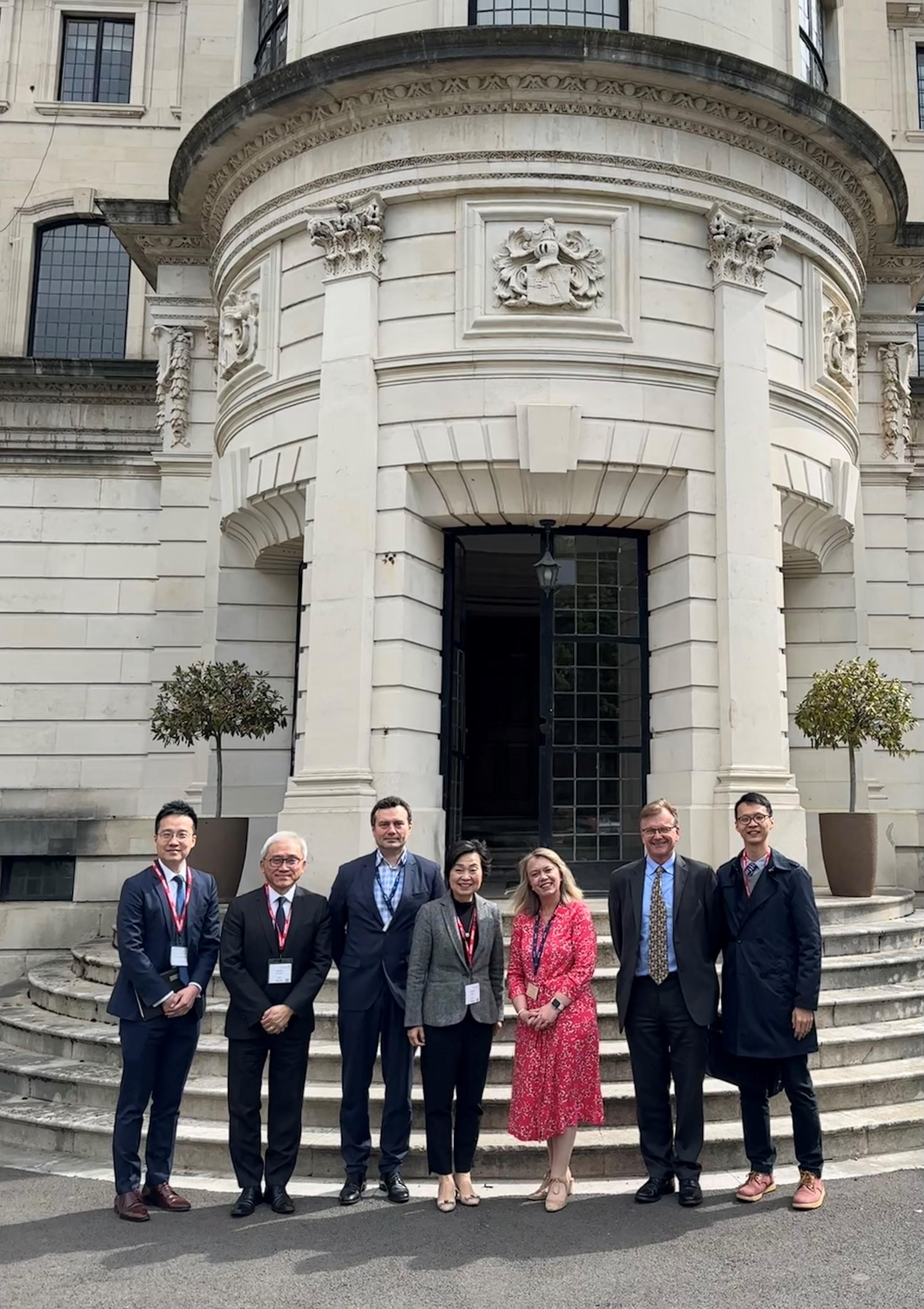The Secretary for Education, Dr Choi Yuk-lin, continued her visit in London, the United Kingdom, on May 12 (London time). Photo shows Dr Choi (centre) meeting leaders of North London Collegiate School during her visit to the school.
