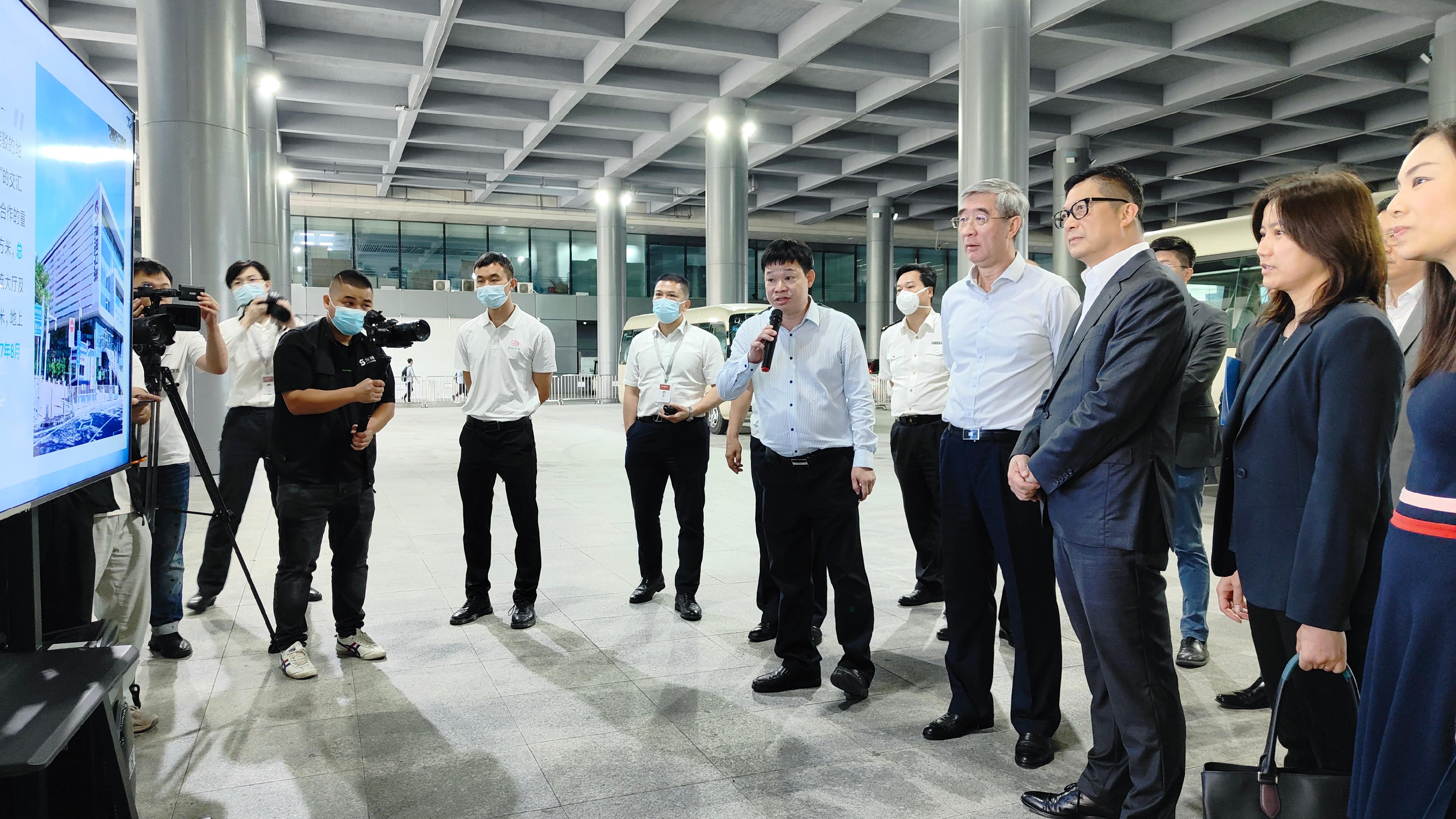 The Secretary for Security, Mr Tang Ping-keung, departed for Shenzhen to visit the Futian Control Point and the Lo Wu Control Point today (May 12). Photo shows Mr Tang (third right) learning about the operation of control points after the full resumption of cross-boundary travel at the Futian Control Point. 