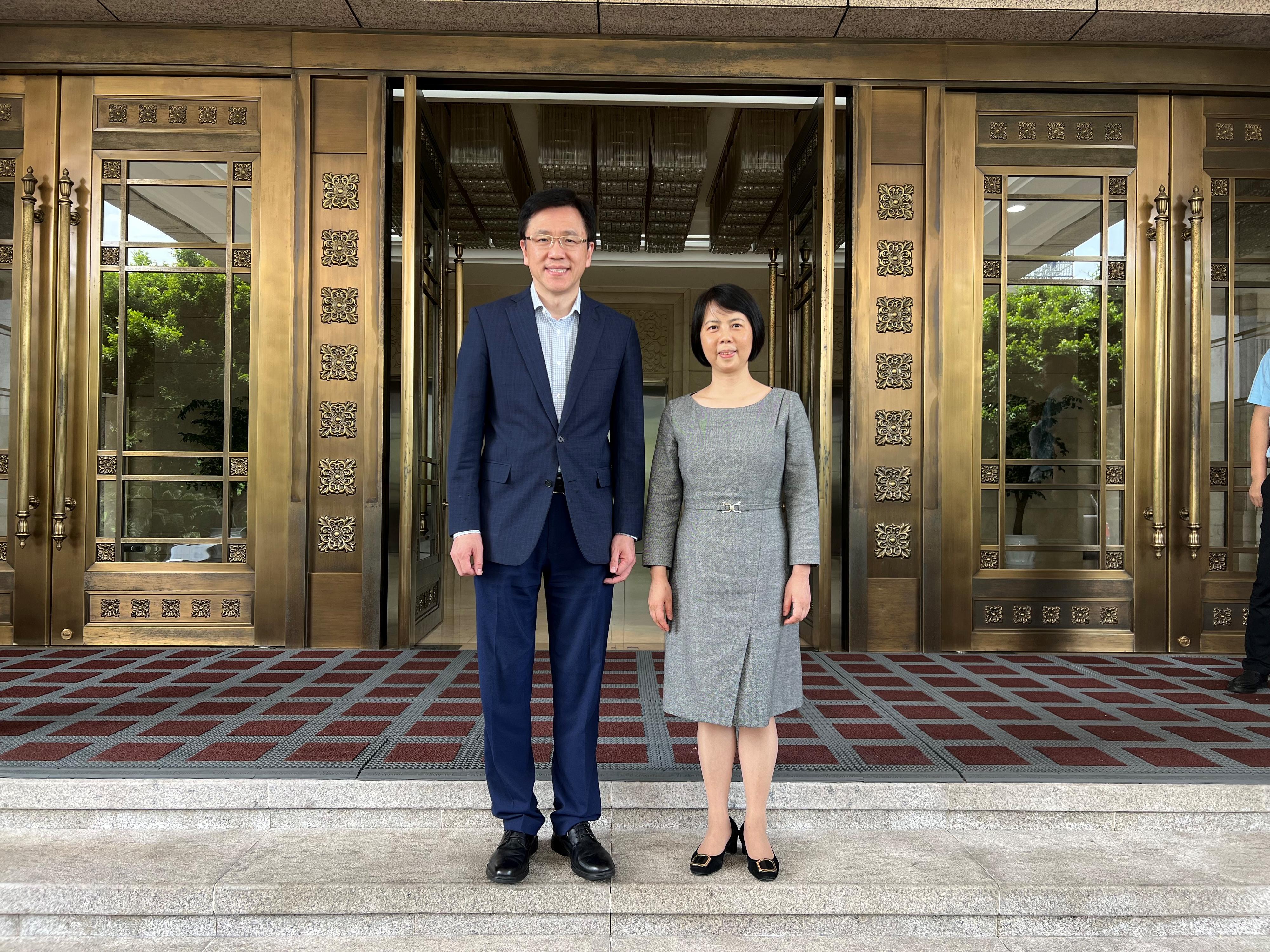 The Secretary for Innovation, Technology and Industry, Professor Sun Dong (left), visits the Chongqing State-owned Assets Supervision and Administration Commission in Chongqing today (May 12) and meets with the Party Committee Member and Deputy Director, Ms Chen Yan (right), to discuss promoting co-operation and exchanges between the technology industries of Chongqing and Hong Kong.