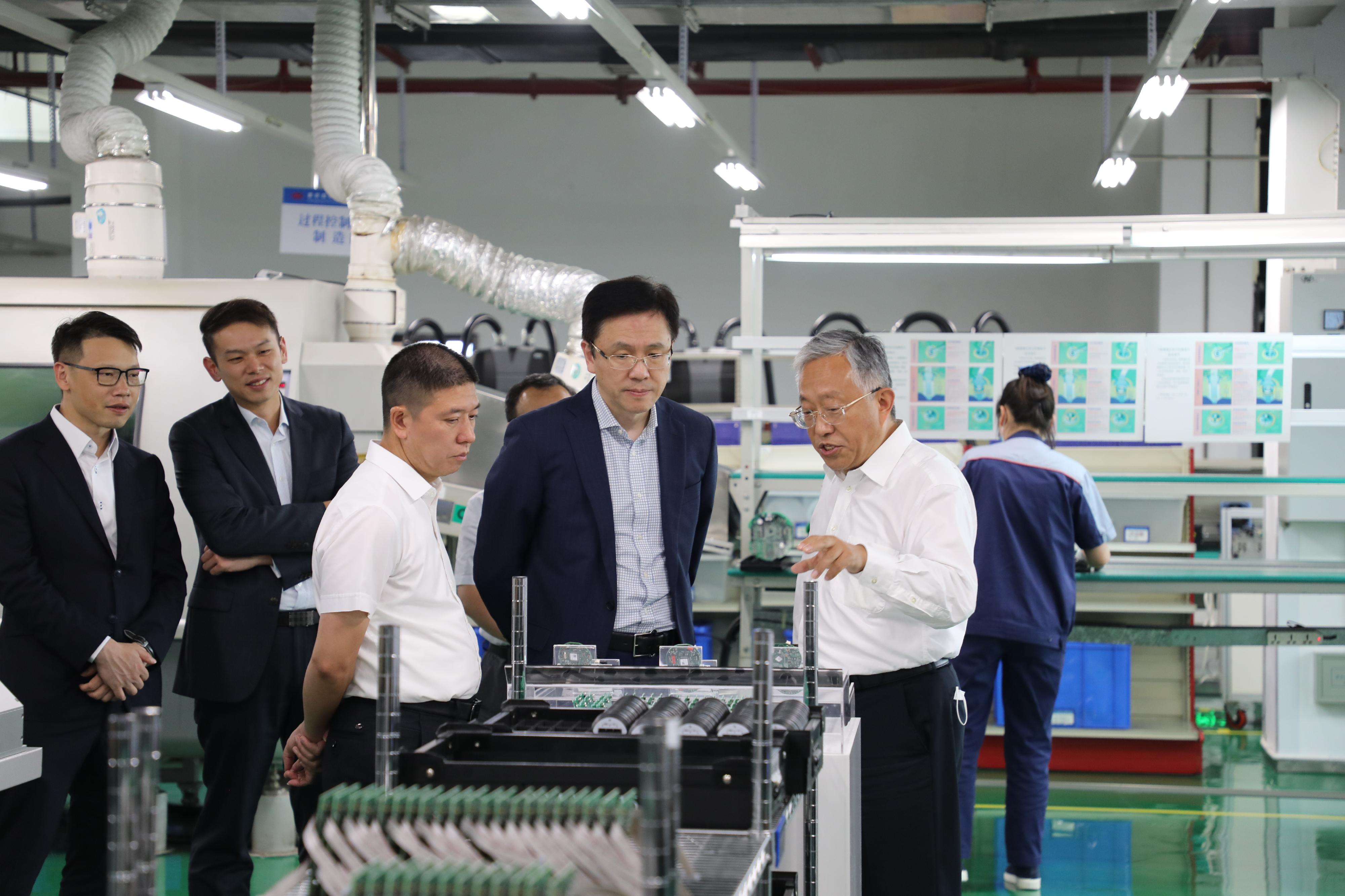 The Secretary for Innovation, Technology and Industry, Professor Sun Dong (second right), tours the smart production lines of the Chongqing Silian Measure & Control Technology Company Limited today (May 12) in Chongqing to learn about the operation of the production lines. Looking on is the Group's Party Secretary and Chairman, Mr Tian Shanbin (third left).