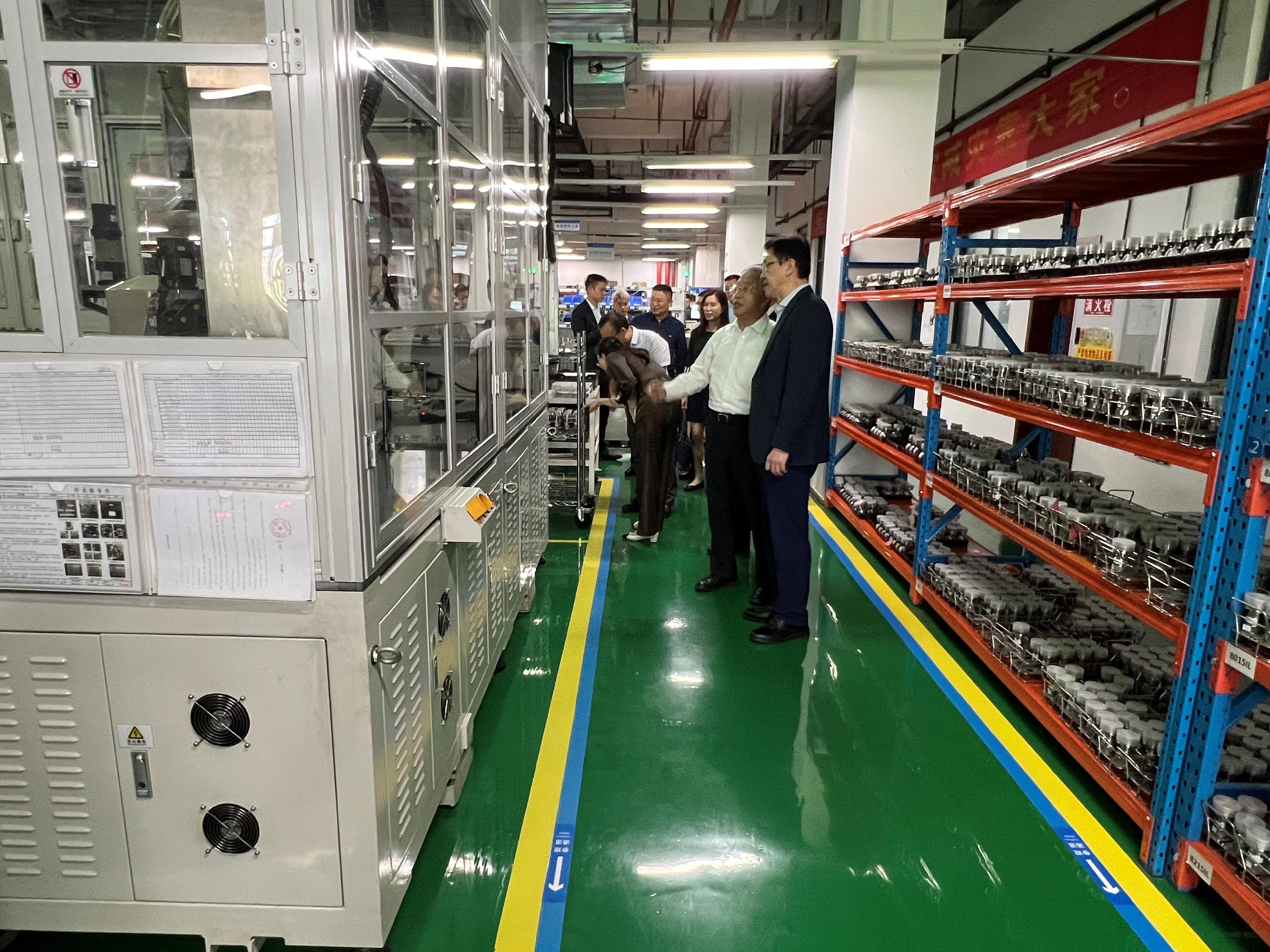 The Secretary for Innovation, Technology and Industry, Professor Sun Dong (first right), tours the smart production lines of the Chongqing Silian Measure & Control Technology Company Limited today (May 12) in Chongqing to learn about the operation of the production lines.
