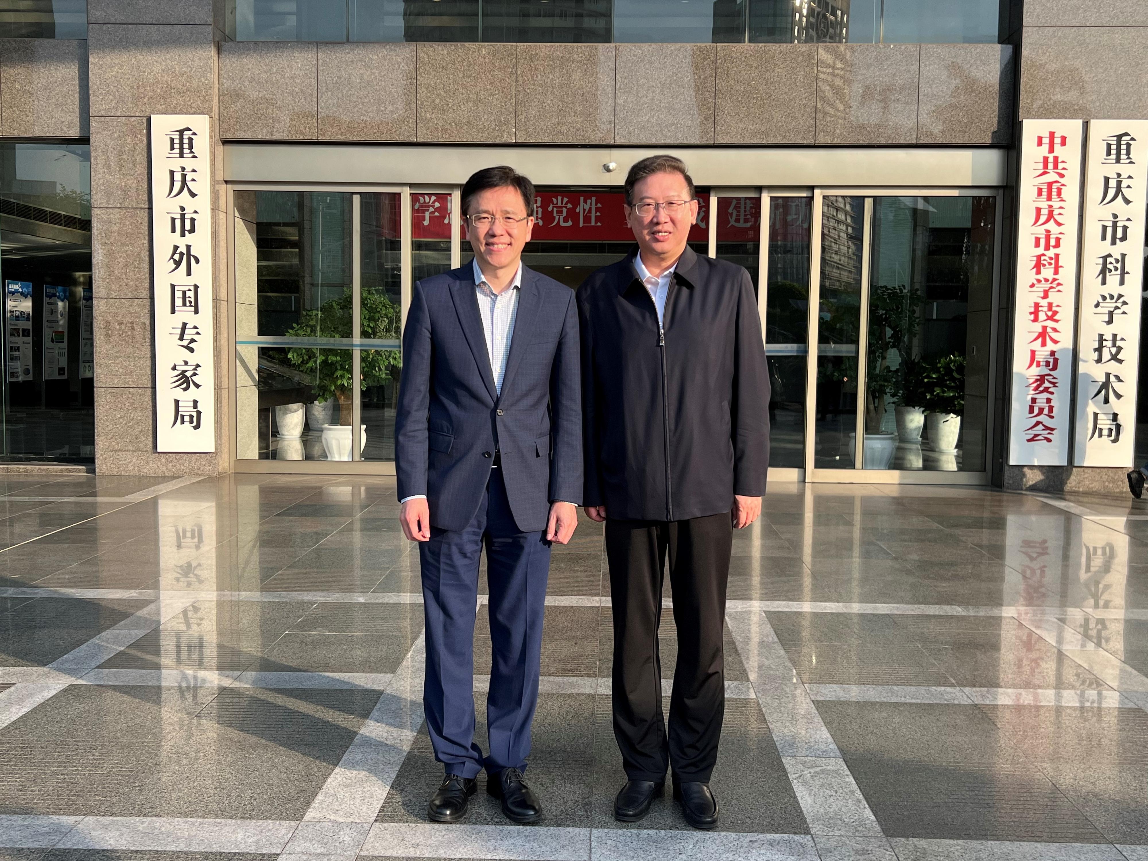 The Secretary for Innovation, Technology and Industry, Professor Sun Dong (left), meets with the Director of the Chongqing Municipal Science and Technology Bureau, Mr Ming Ju (right), in Chongqing today (May 12) to exchange views on fostering co-operation in innovation and technology between Chongqing and Hong Kong, and promoting the implementation of the "Co-operation Memorandum on Innovation and Technology between Hong Kong and Chongqing" in the two places.