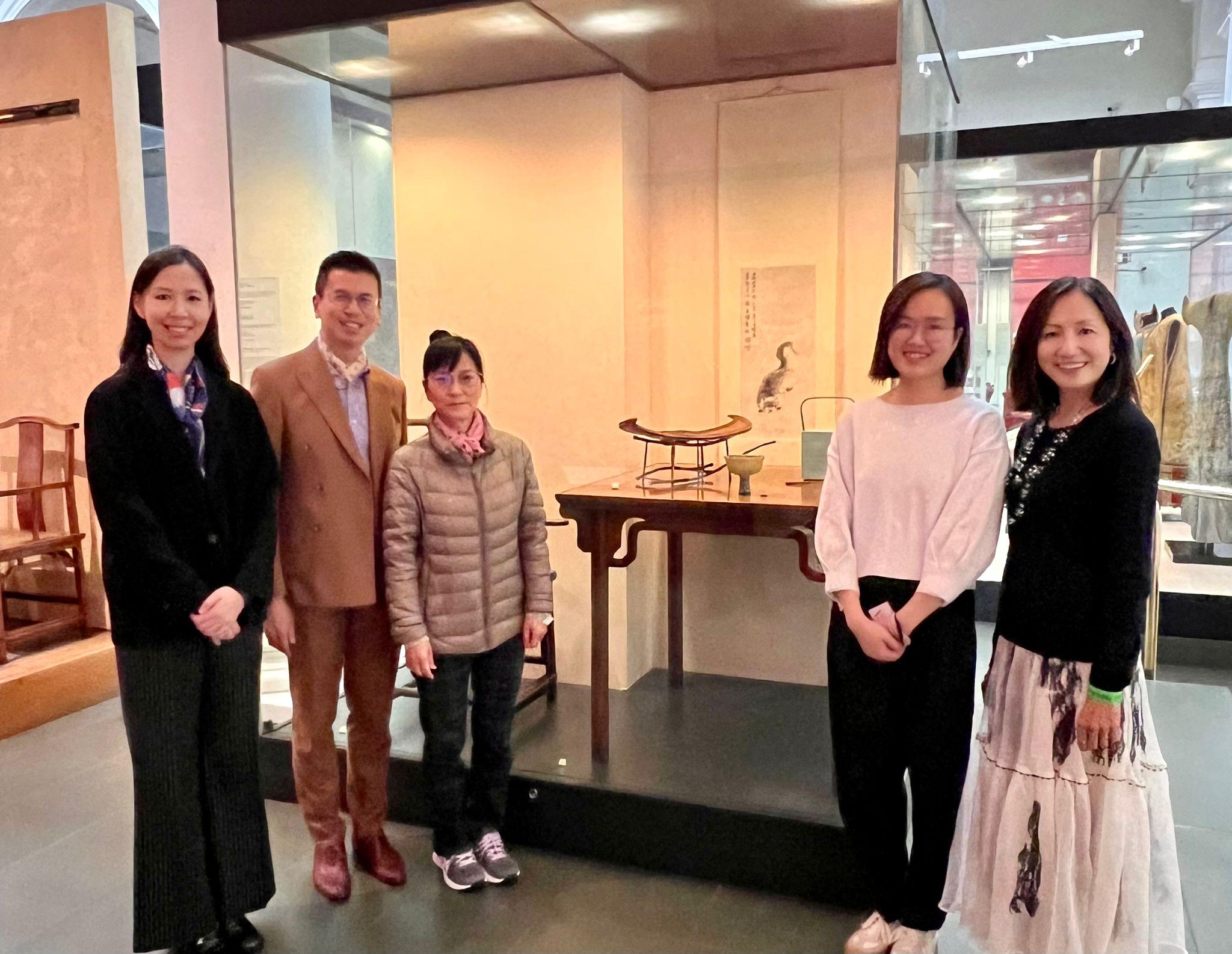 The Hong Kong Economic and Trade Office, London (London ETO), supported Crafts on Peel, a charitable organisation in Hong Kong, to join the London Craft Week for the third year. Photo shows (from left to right) Crafts on Peel’s Creative Director, Ms Penelope Luk; the Director-General of London ETO, Mr Gilford Law; artisan Ms Lau Mei-yee; Curator of the Victoria and Albert Museum Ms Li Xiaoxin; and Crafts on Peel’s founder, Ms Yama Chan, at the Victoria and Albert Museum on May 11 (London time).