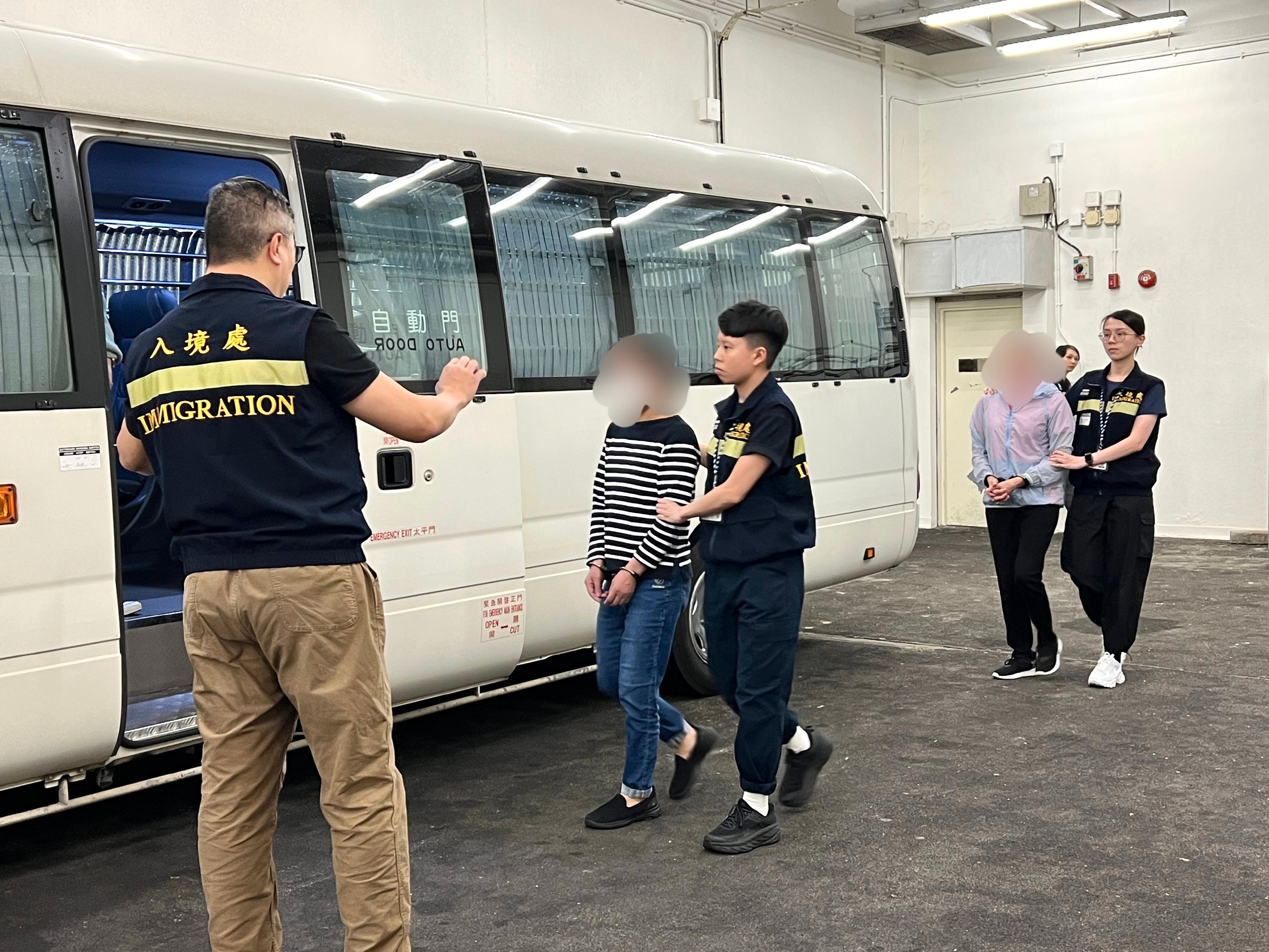 The Immigration Department (ImmD) carried out repatriation operation yesterday (May 12). A total of 23 Vietnamese illegal immigrants were repatriated to Vietnam. Photo shows removees being escorted by ImmD officers to proceed from detention place to the airport.