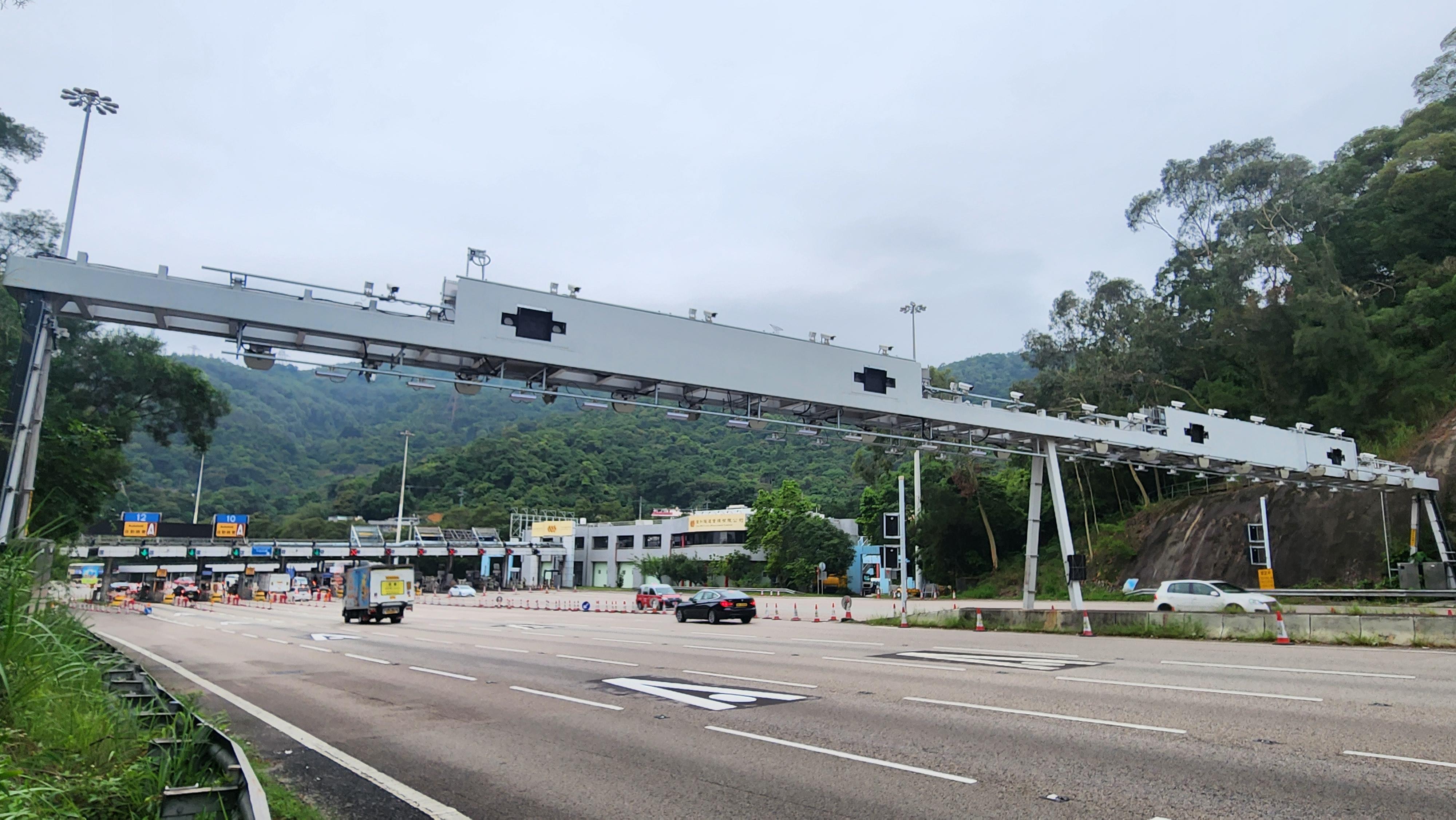 The Transport Department announced today (May 15) that Shing Mun Tunnels will implement the HKeToll from 5am on May 21. Motorists can drive through the toll plazas and pay tolls by the HKeToll, without having to stop or queue at toll booths for payment. Photo shows the HKeToll toll collection facilities (gantry) at the Tsuen Wan-bound Shing Mun Tunnels.