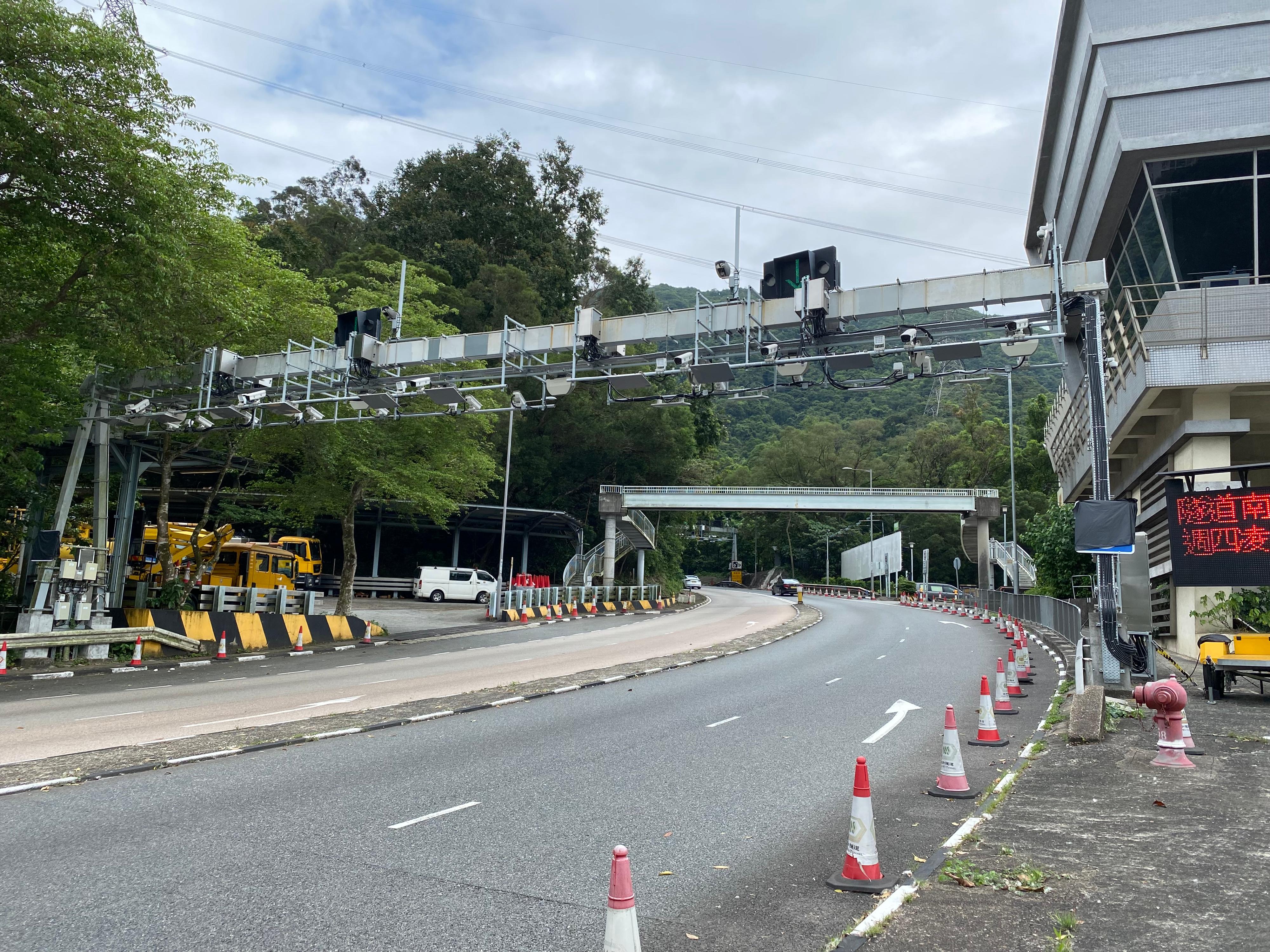 The Transport Department announced today (May 15) that Lion Rock Tunnel will implement the HKeToll from 5am on May 28. Motorists can drive through the toll plazas and pay tolls by the HKeToll, without having to stop or queue at toll booths for payment. Photo shows the HKeToll toll collection facilities (gantry) at the Kowloon-bound Lion Rock Tunnel.