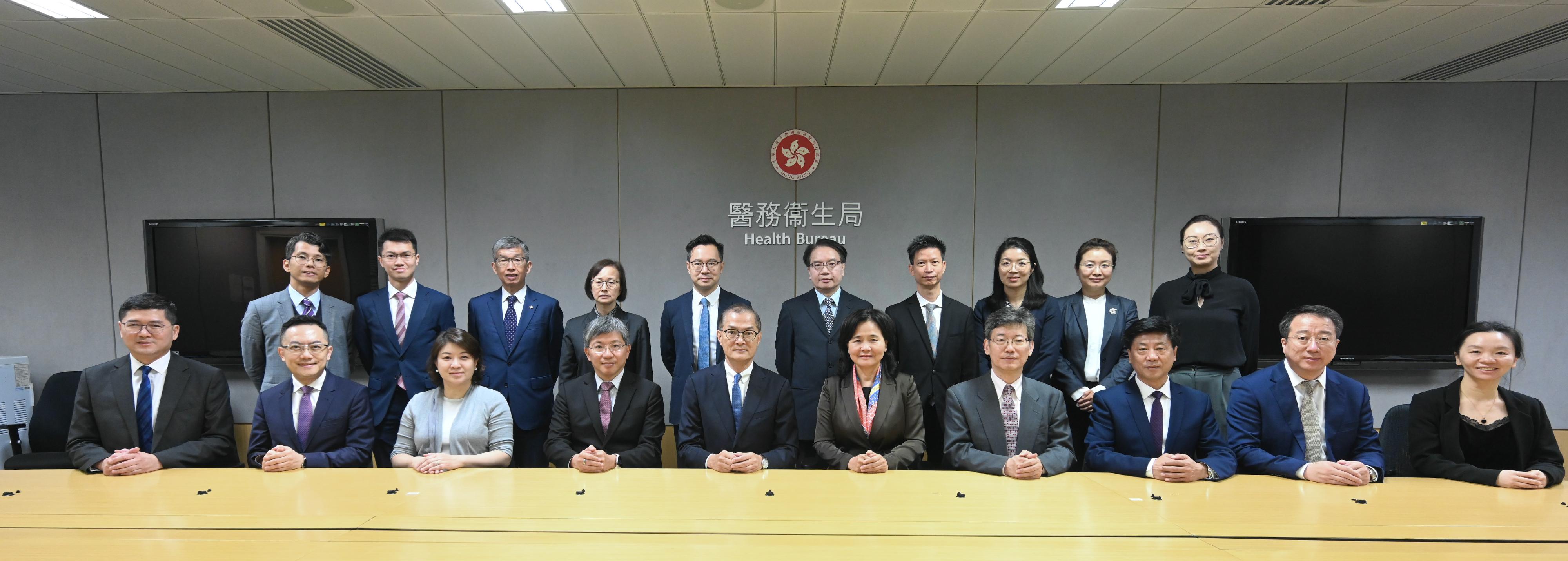 The Secretary for Health, Professor Lo Chung-mau, met with the delegation of the National Administration of Traditional Chinese Medicine (NATCM) at the Central Government Offices today (May 15). Photo shows Professor Lo (front row, fifth left); Party Group Member of the National Health Commission cum Party Secretary of the NATCM, Professor Yu Yanhong (front row, fifth right); the Permanent Secretary for Health, Mr Thomas Chan (front row, fourth left); the Under Secretary for Health, Dr Libby Lee (front row, third left); the Director of Health, Dr Ronald Lam (front row, second left); the Chief Executive of the Hospital Authority, Dr Tony Ko (front row, first left); the Deputy Secretaries for Health Mr Sam Hui (back row, fourth right) and Mr Eddie Lee (back row, fifth left); and the Project Director of the Chinese Medicine Hospital Project Office of the Health Bureau, Dr Cheung Wai-lun (back row, fifth right), and other attendees of the meeting.