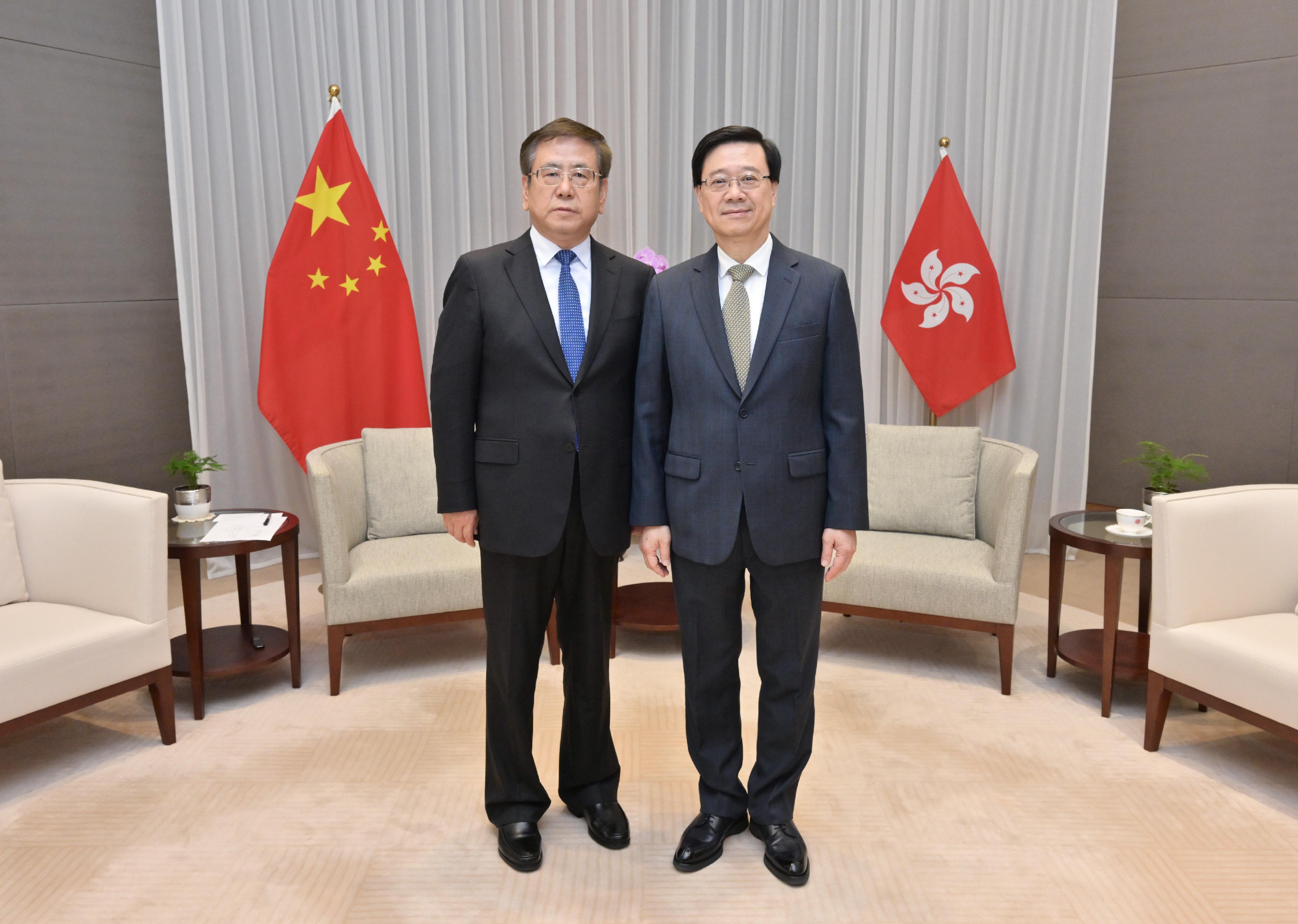 The Chief Executive, Mr John Lee (right), meets the Governor of Henan Province, Mr Wang Kai (left), today (May 15).