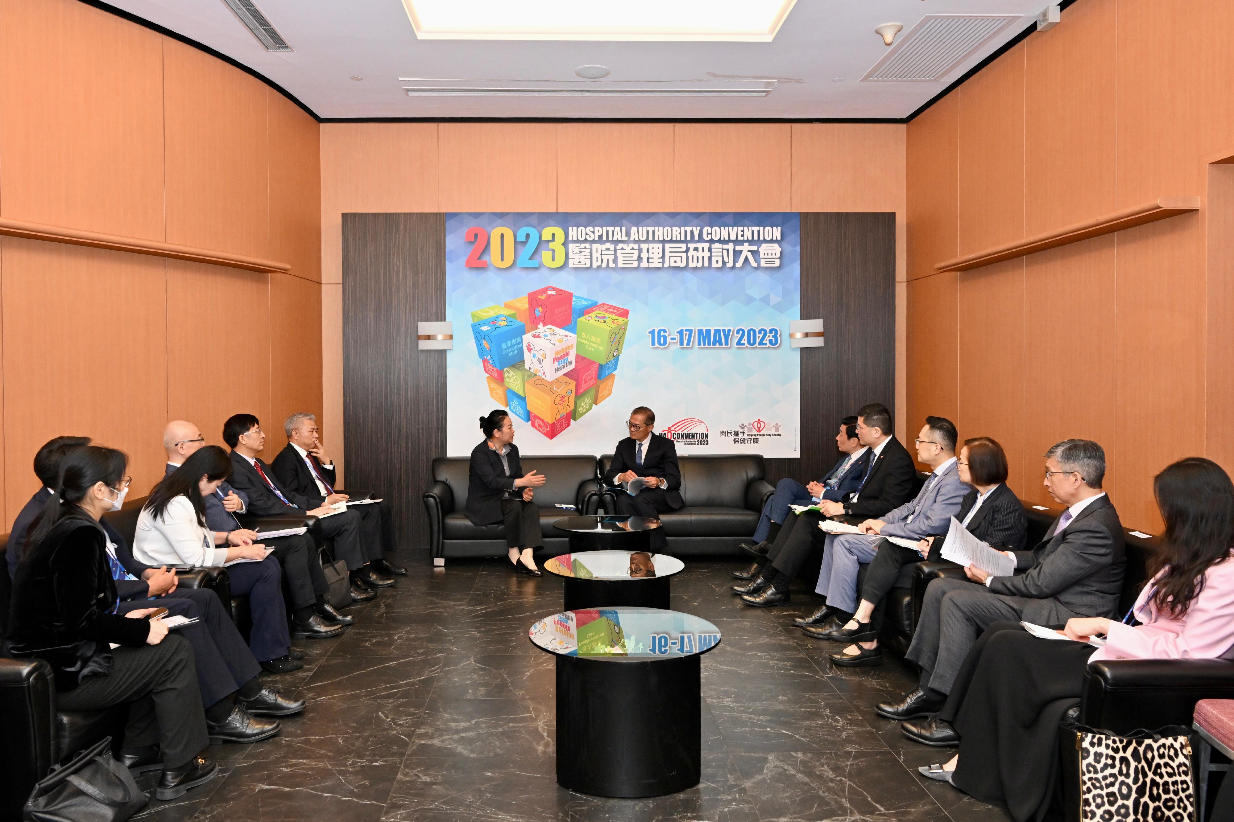 The Secretary for Health, Professor Lo Chung-mau (seventh right), meets the Party Secretary and Director General of the Shenzhen Municipal Health Commission, Ms Wu Hongyan (seventh left), and her delegation at the Hospital Authority Convention 2023 today (May 16) to explore ways in boosting exchanges and co-operation in the area of healthcare between Hong Kong and Shenzhen Municipality.