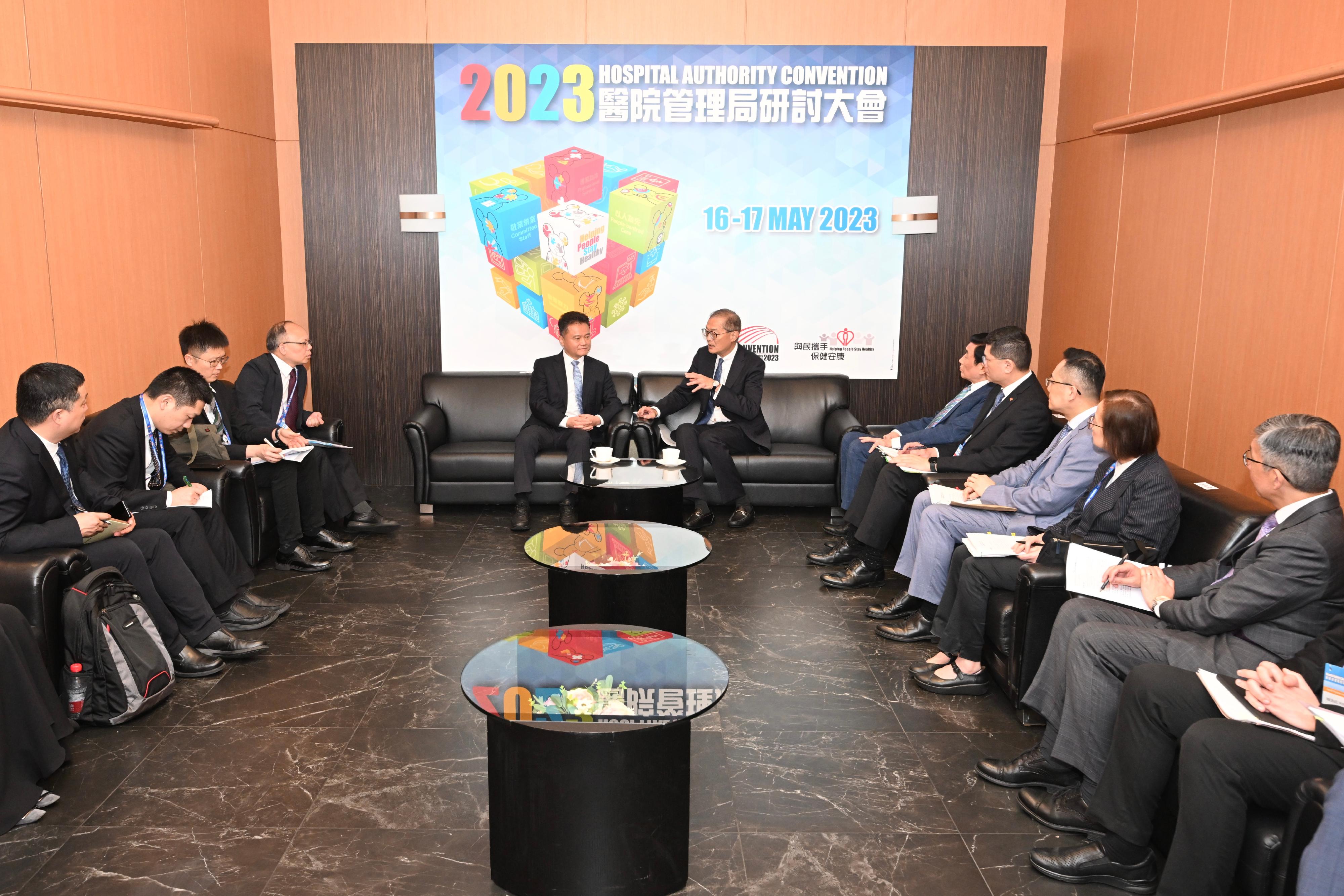 The Secretary for Health, Professor Lo Chung-mau (sixth right), meets the Party Secretary and Director of the Health Commission of Guangdong Province, Mr Zhu Hong (fifth left), and his delegation at the Hospital Authority Convention 2023 today (May 16) to discuss room for development and co-operation in the healthcare aspect between Hong Kong and Guangdong Province.
