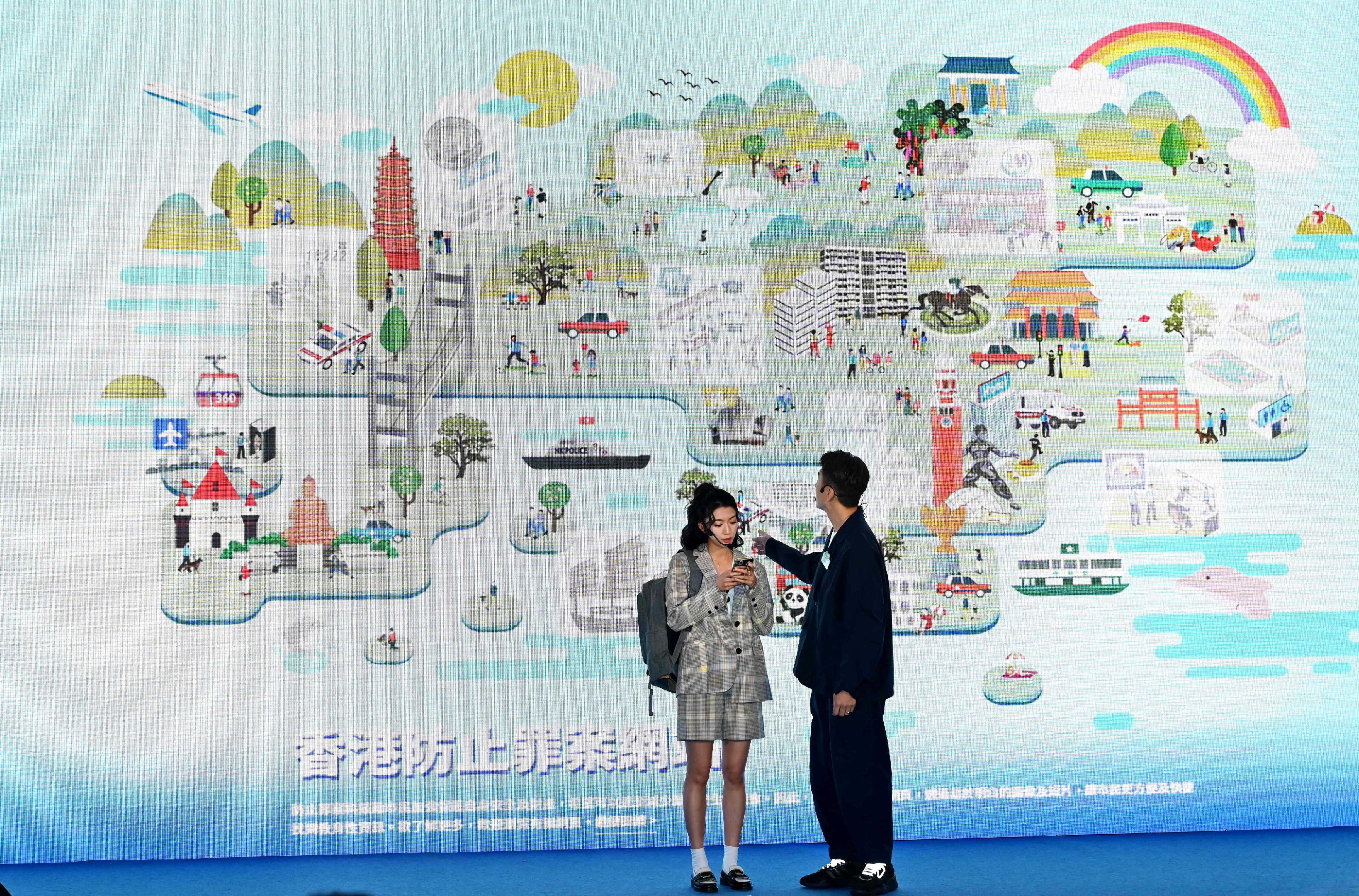 The Police Force today (May 16) launched a brand-new crime prevention website “SafeCity.HK” and appointed 47 “SafeCity Ambassadors”. Photo shows artistes Mr Benjamin Yuen (right) and Ms Sisley Choi introducing the features of the website at the launching ceremony.