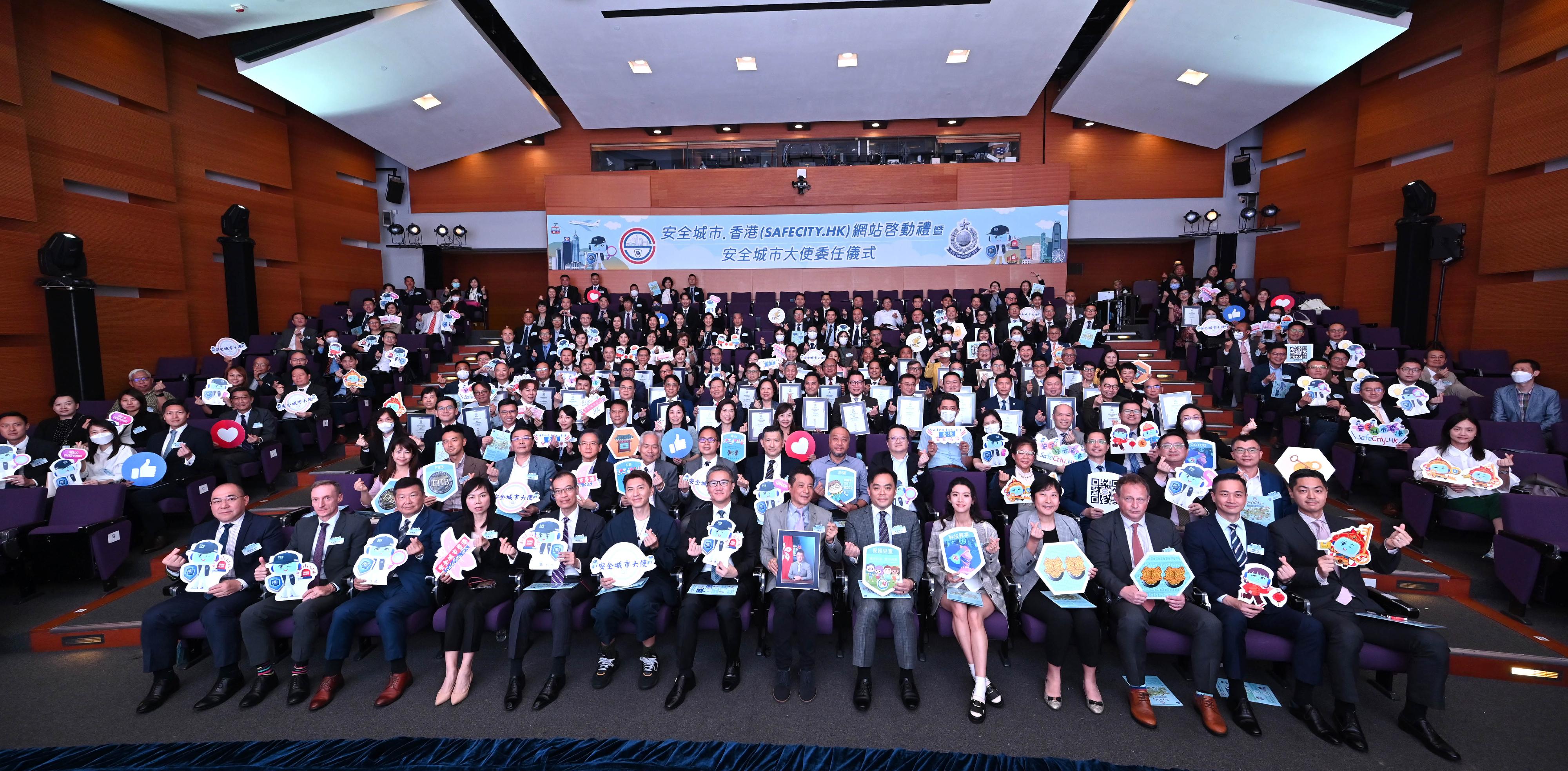 The Police Force today (May 16) launched a brand-new crime prevention website “SafeCity.HK” and appointed 47 “SafeCity Ambassadors”. Photo shows the guests taking a group photo with the “SafeCity Ambassadors” at the launching ceremony.
